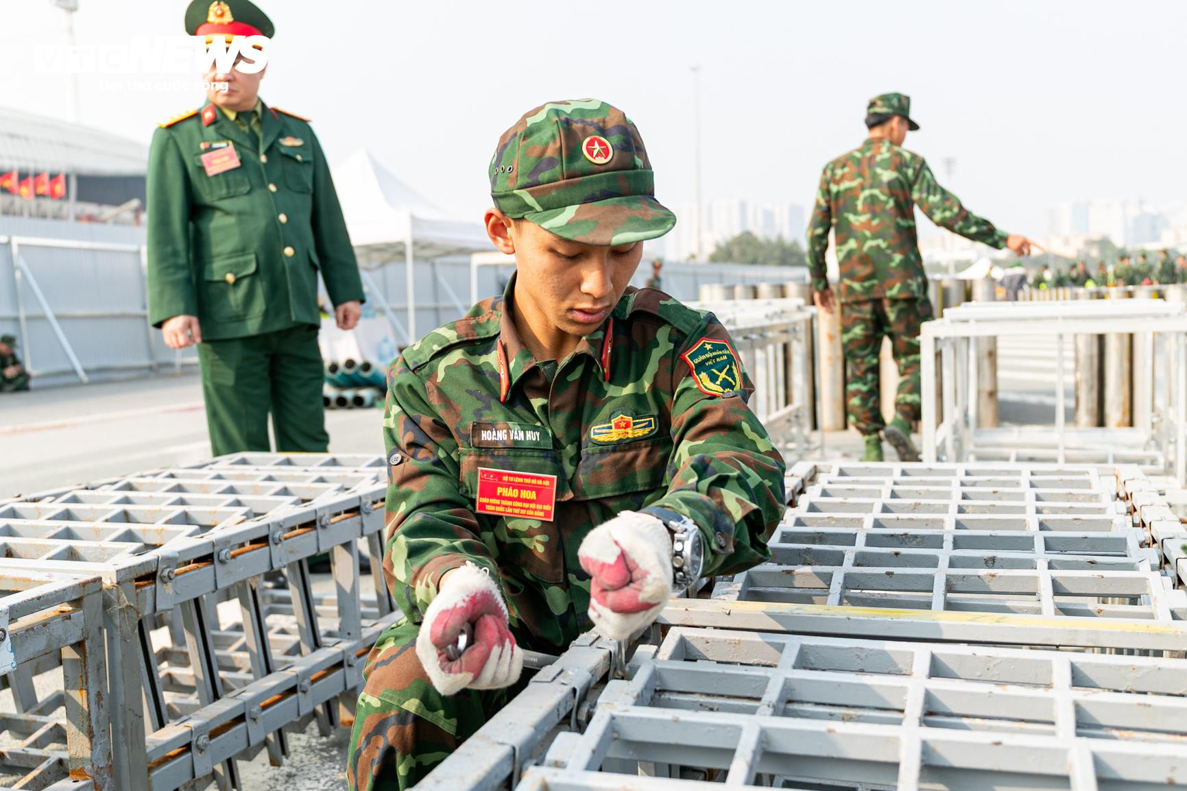 UBND TP Hà Nội giao Bộ Tư lệnh Thủ đô Hà Nội phối hợp với các cơ quan chức năng của Bộ Quốc phòng nắm kết quả kiểm tra, đánh giá hợp quy, bảo đảm các tiêu chuẩn, quy chuẩn kỹ thuật, chủng loại, nhãn hiệu, nước và năm sản xuất, hạn sử dụng đối với pháo hoa nhập khẩu; đồng thời bảo đảm đủ điều kiện đối với lực lượng chuyên gia nước ngoài và các lực lượng tham gia thực hiện nhiệm vụ bắn pháo hoa.