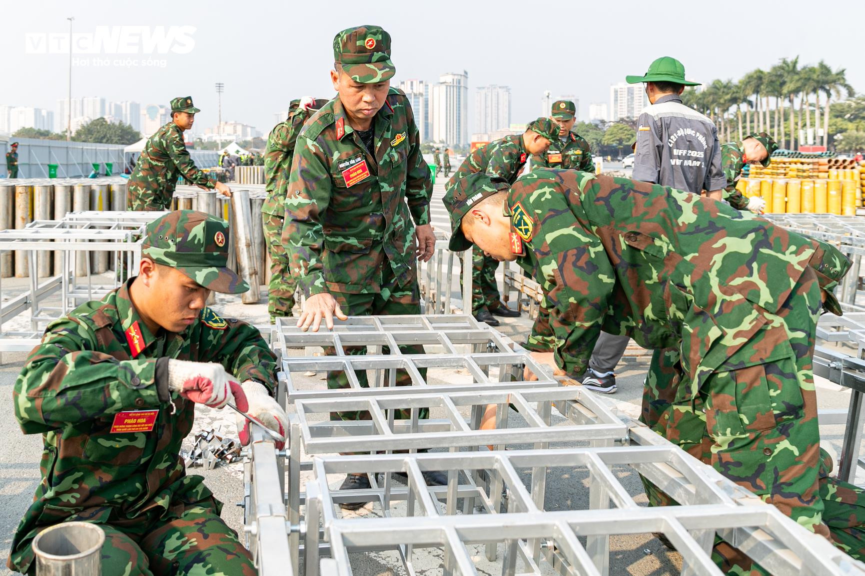  Cận cảnh trận địa 4.600 quả pháo hoa chào mừng thành công Đại hội XIV của Đảng - 5