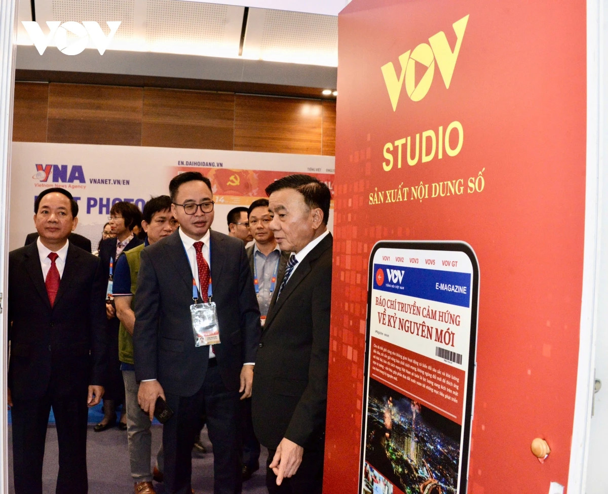 Thường trực Ban Bí thư Trần Cẩm Tú cùng các lãnh đạo Đảng, nhà nước, các bộ, ngành kiểm tra khu tác nghiệp của các cơ quan báo chí chủ lực tại Đại hội đại biểu toàn quốc lần thứ XIV của Đảng như: Đài Tiếng nói Việt Nam, Thông tấn xã Việt Nam, Báo Nhân Dân và Đài Truyền hình Việt Nam.