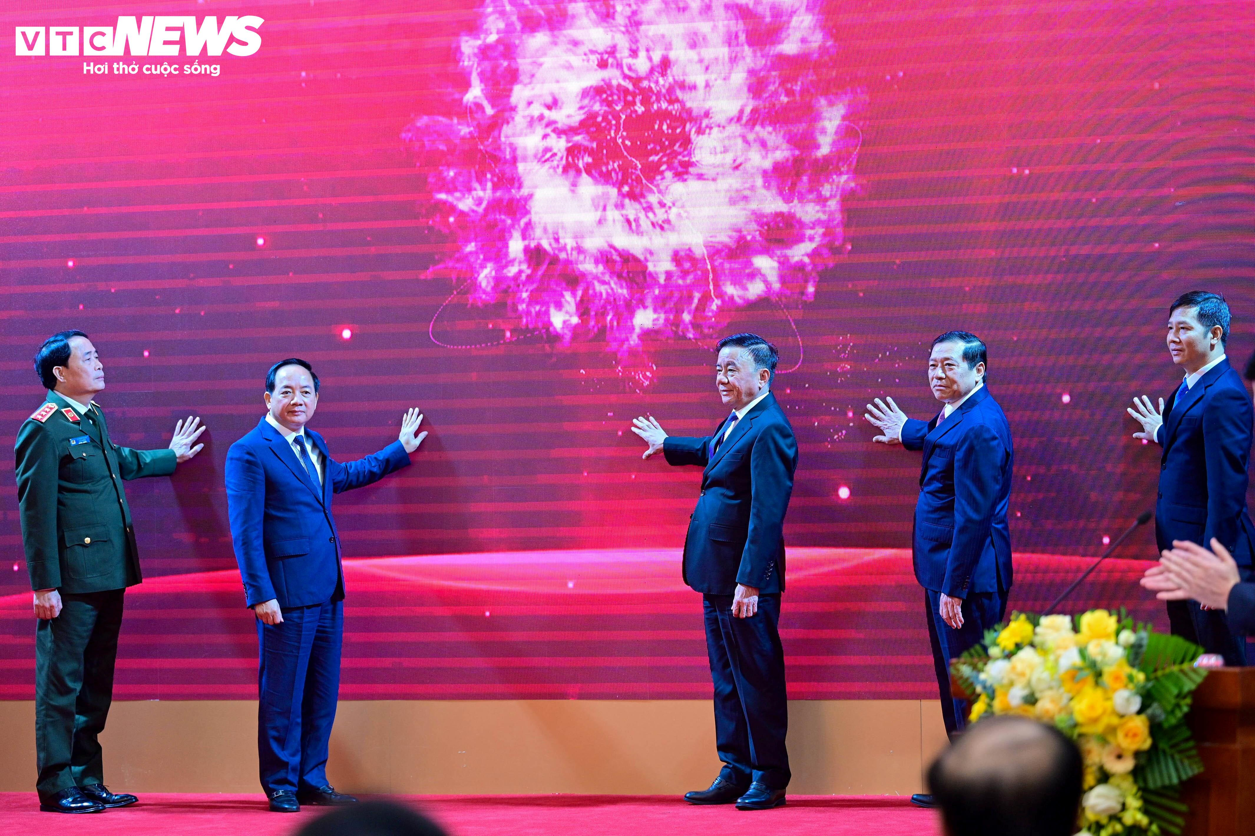 Thường trực Ban Bí thư Trần Cẩm Tú, Trưởng Ban Tuyên giáo và Dân vận Trung ương Trịnh Văn Quyết và các đại biểu thực hiện nghi thức ra mắt ứng dụng di động Tuyên giáo và Dân vận. (Ảnh: Đắc Huy)