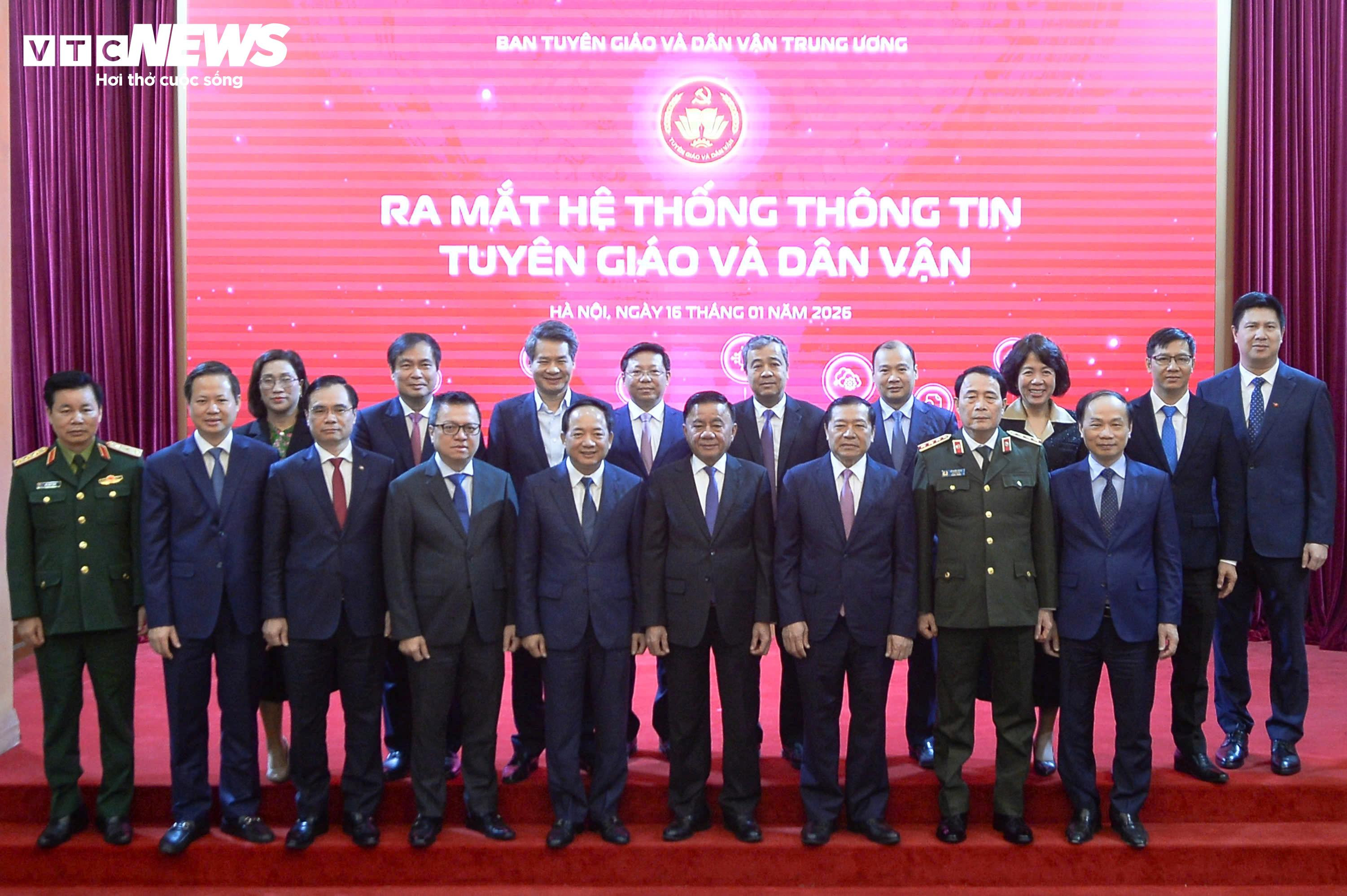 Thường trực Ban Bí thư và các đại biểu dự lễ ra mắt ứng dụng di động Tuyên giáo và Dân vận. (Ảnh: Đắc Huy)