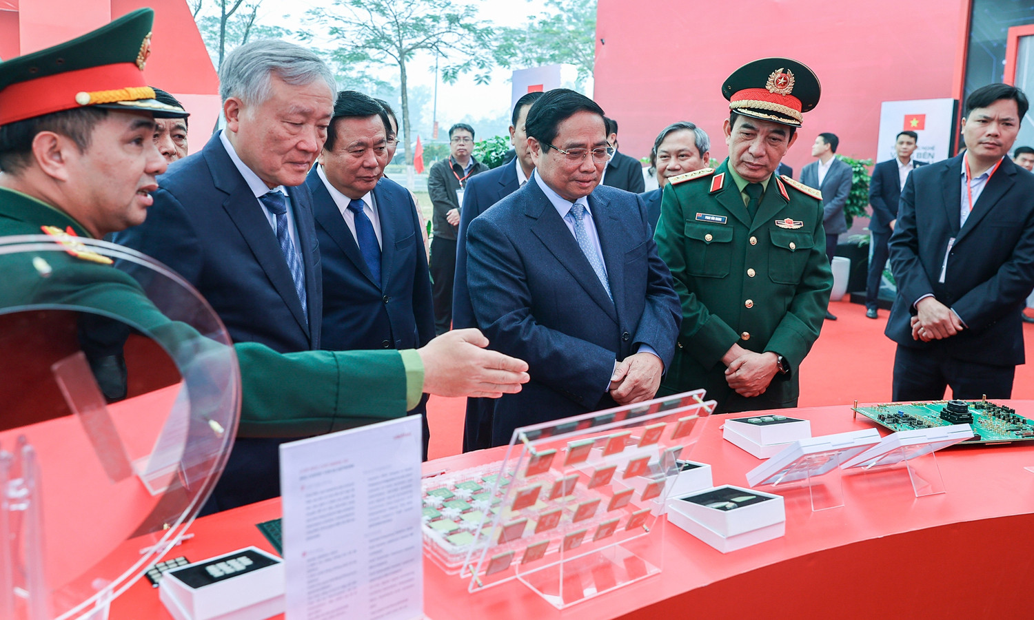 Thủ tướng Phạm Minh Chính tham quan gian trưng bày. (Ảnh: VGP)