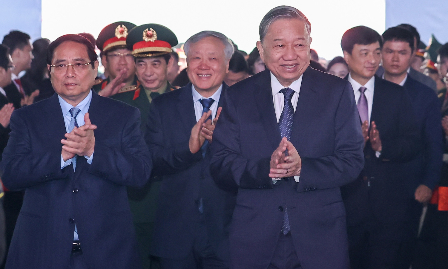 Tổng Bí thư Tô Lâm, Thủ tướng Phạm Minh Chính và các lãnh đạo Đảng, Nhà nước dự lễ khởi công nhà máy chế tạo chip bán dẫn đầu tiên tại Việt Nam. (Ảnh: VGP)