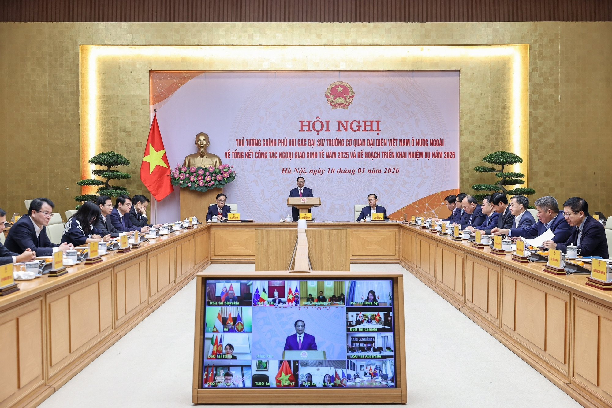 Chủ trì Hội nghị trực tuyến với các Đại sứ, Trưởng Cơ quan đại diện Việt Nam ở nước ngoài về tổng kết công tác ngoại giao kinh tế năm 2025 và triển khai nhiệm vụ năm 2026, tối 10/1, Thủ tướng đánh giá, ngoại giao kinh tế đạt kết quả quan trọng mang tính "chuyển đổi trạng thái, xoay chuyển tình thế".