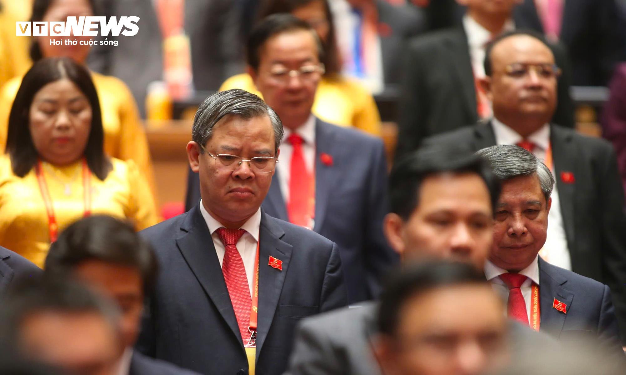 Đại biểu dự Đại hội dành một phút mặc niệm tưởng nhớ cố Tổng Bí thư Nguyễn Phú Trọng và các Ủy viên Ban Chấp hành Trung ương khóa XIII đã từ trần trong nhiệm kỳ Đại hội XIII. (Ảnh: Phạm Thành)