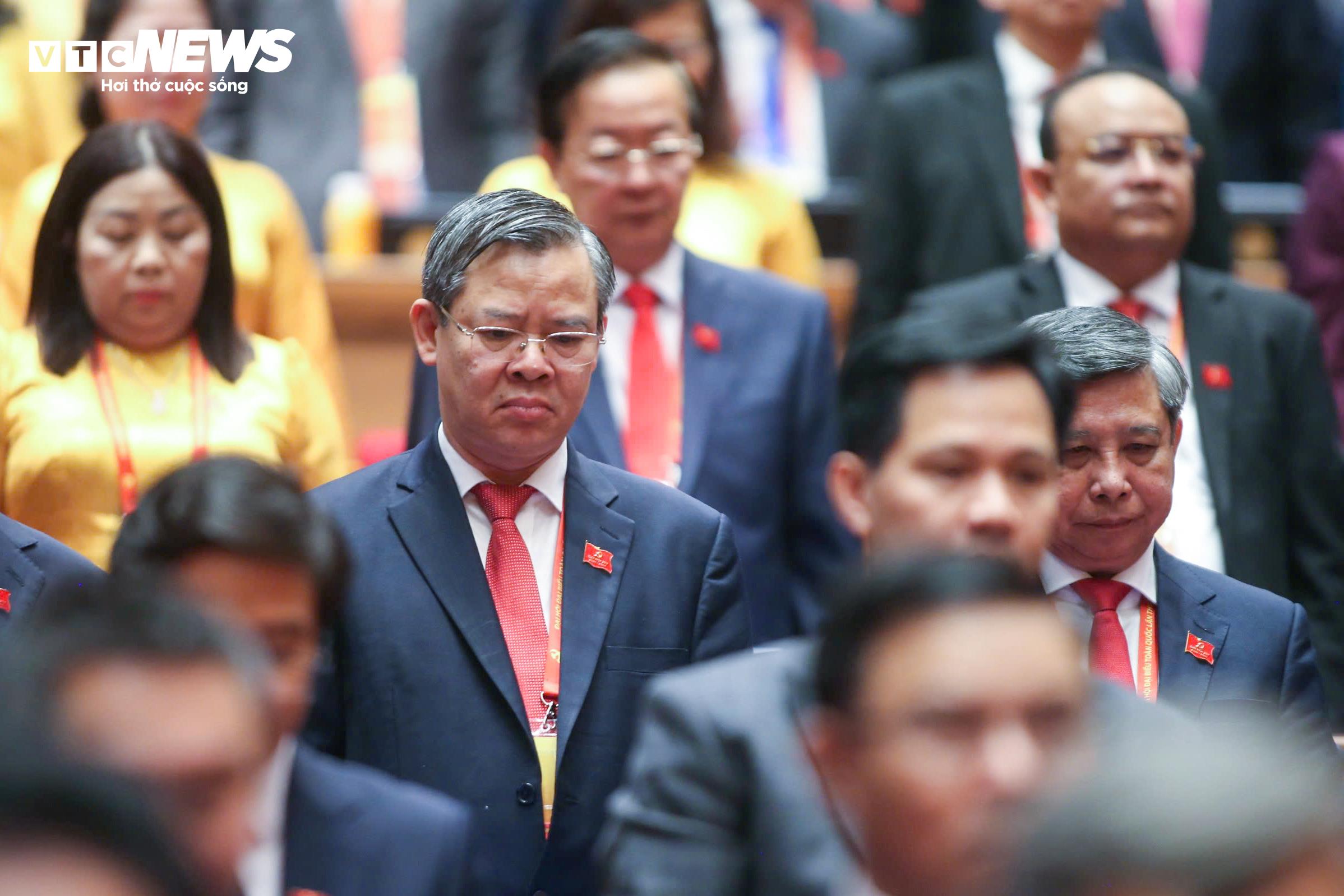 Đại hội dành một phút mặc niệm cố Tổng Bí thư Nguyễn Phú Trọng và các Ủy viên Trung ương Đảng đã mất trong nhiệm kỳ Đại hội XIII. (Ảnh: Duy Thành)