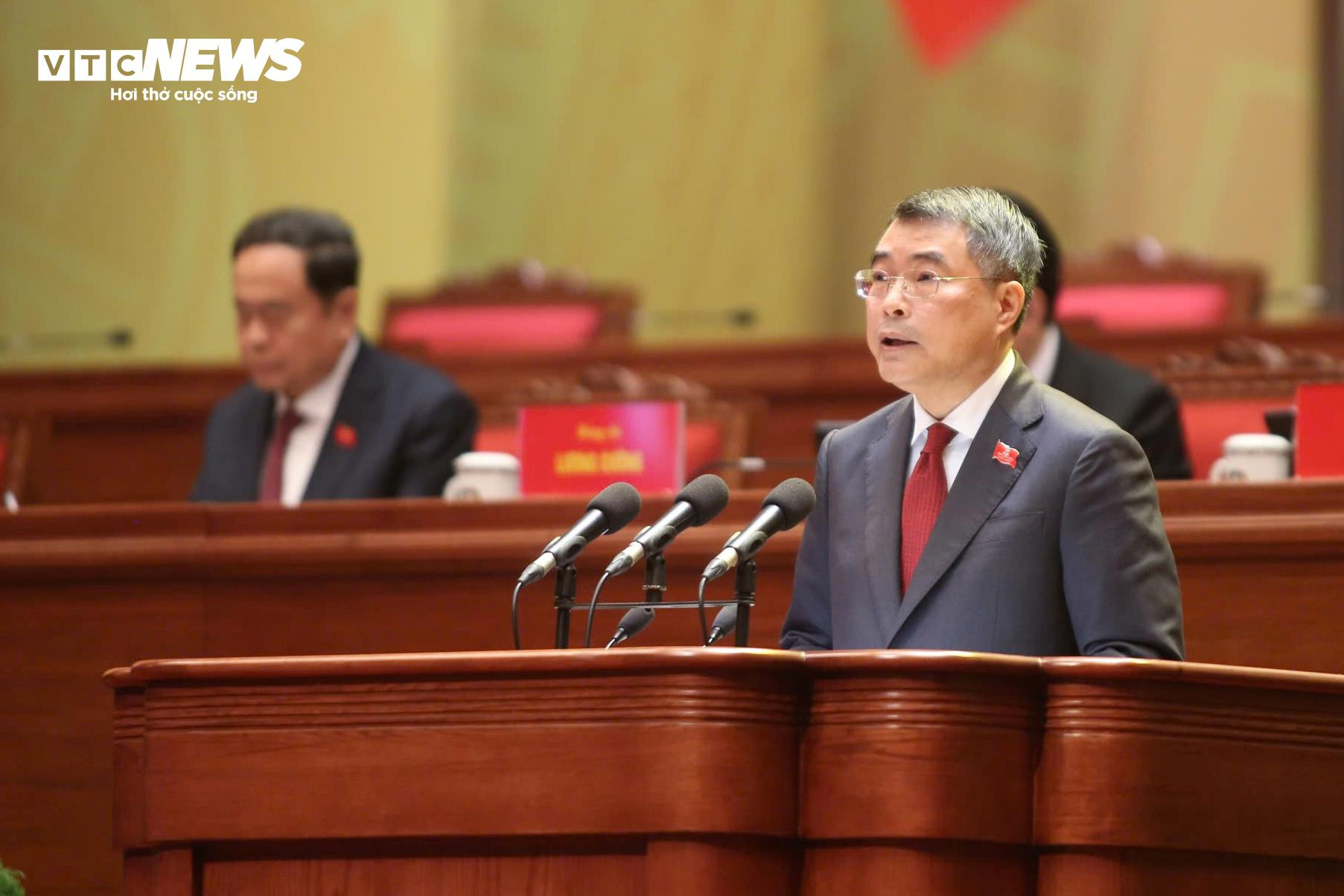 Ông Lê Minh Hưng, Ủy viên Bộ Chính trị, Bí thư Trung ương Đảng, Trưởng Ban Tổ chức Trung ương báo cáo tiếp thu ý kiến các đoàn đại biểu góp ý vào quy chế làm việc của Đại hội và toàn văn dự thảo Quy chế làm việc đã tiếp thu ý kiến các đoàn đại biểu. (Ảnh: Duy Thành)