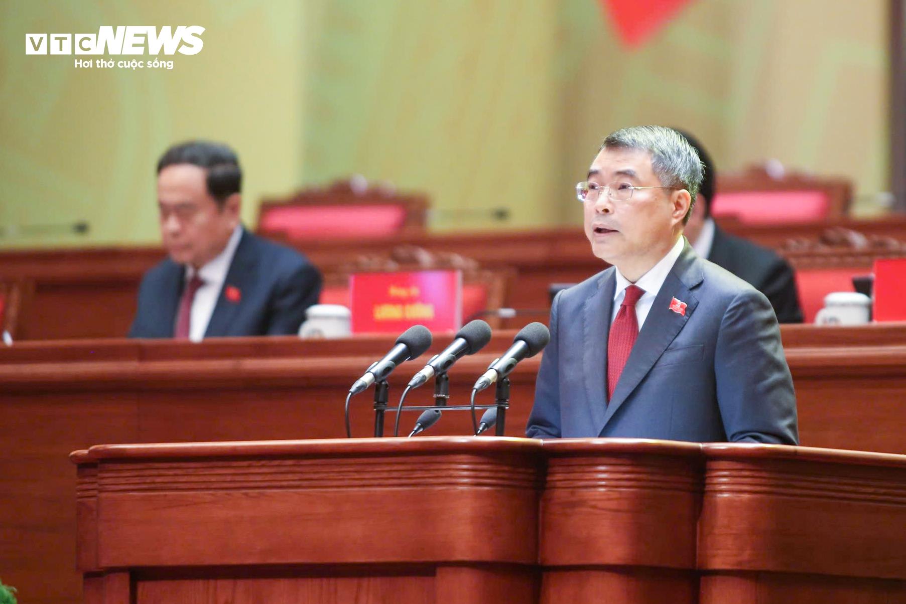 Ông Lê Minh Hưng, Ủy viên Bộ Chính trị, Bí thư Trung ương Đảng, Trưởng Ban Tổ chức Trung ương báo cáo tiếp thu ý kiến các đoàn đại biểu góp ý vào quy chế làm việc của Đại hội và toàn văn dự thảo Quy chế làm việc đã tiếp thu ý kiến các đoàn đại biểu. (Ảnh: Duy Thành)