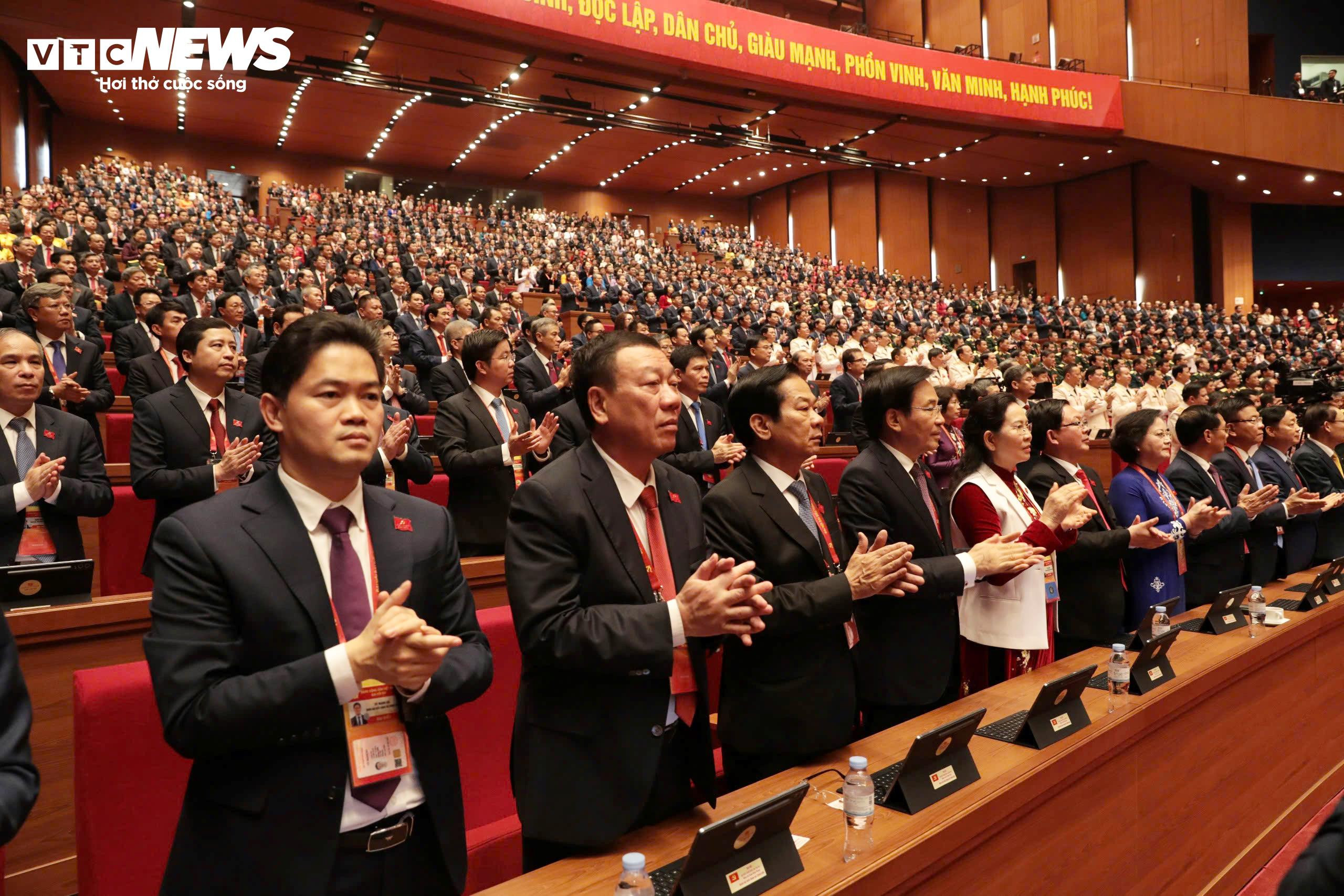 Chủ đề của Đại hội lần thứ XIV của Đảng là: Dưới lá cờ vẻ vang của Đảng, chung sức, đồng lòng thực hiện thắng lợi các mục tiêu phát triển đất nước đến năm 2030; tự chủ chiến lược, tự cường, tự tin, tiến mạnh trong kỷ nguyên vươn mình của dân tộc, vì hoà bình, độc lập, dân chủ, giàu mạnh, phồn vinh, văn minh, hạnh phúc, vững bước đi lên chủ nghĩa xã hội. (Ảnh: Duy Thành)