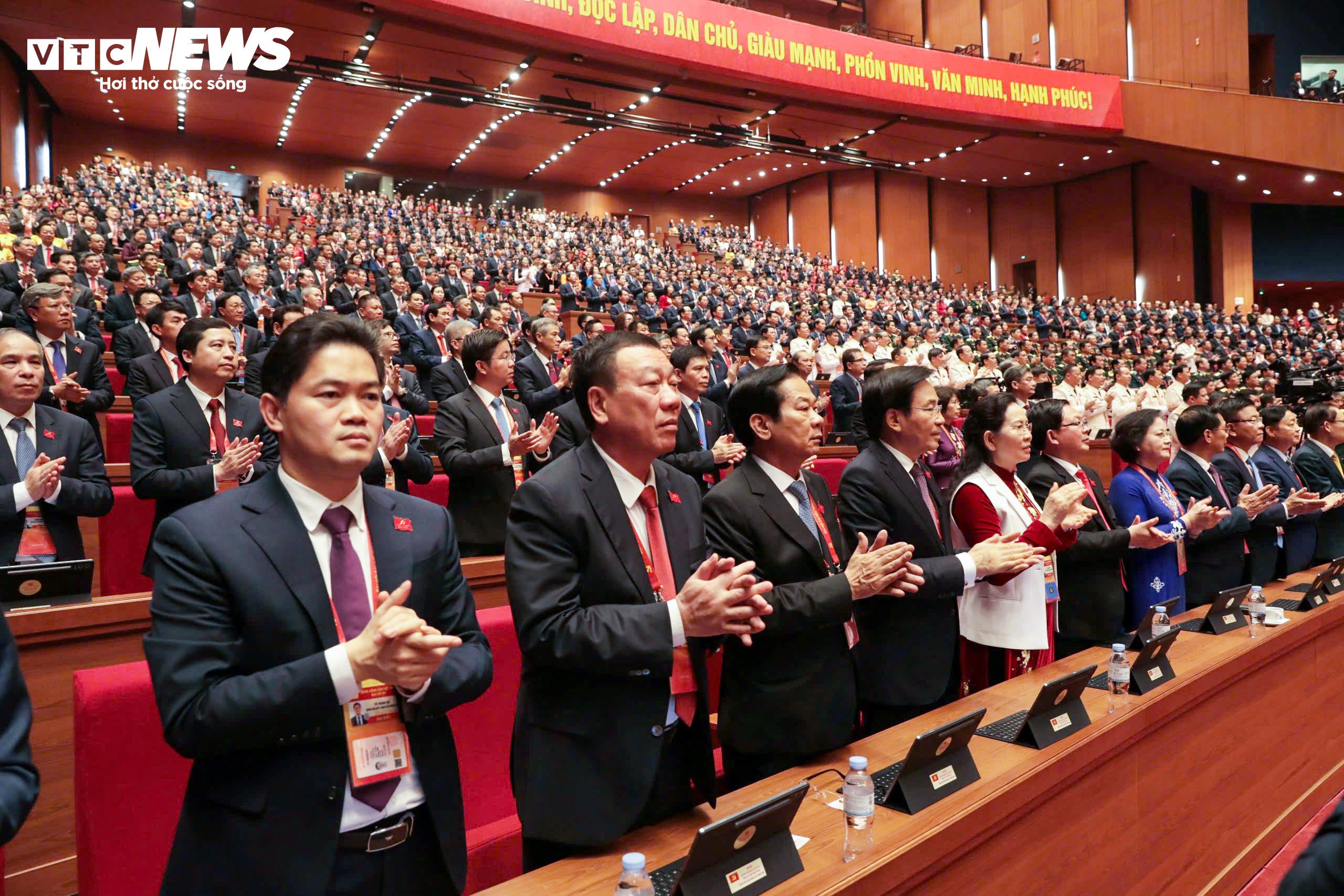 Chủ đề của Đại hội lần thứ XIV của Đảng là: Dưới lá cờ vẻ vang của Đảng, chung sức, đồng lòng thực hiện thắng lợi các mục tiêu phát triển đất nước đến năm 2030; tự chủ chiến lược, tự cường, tự tin, tiến mạnh trong kỷ nguyên vươn mình của dân tộc, vì hoà bình, độc lập, dân chủ, giàu mạnh, phồn vinh, văn minh, hạnh phúc, vững bước đi lên chủ nghĩa xã hội. (Ảnh: Duy Thành)