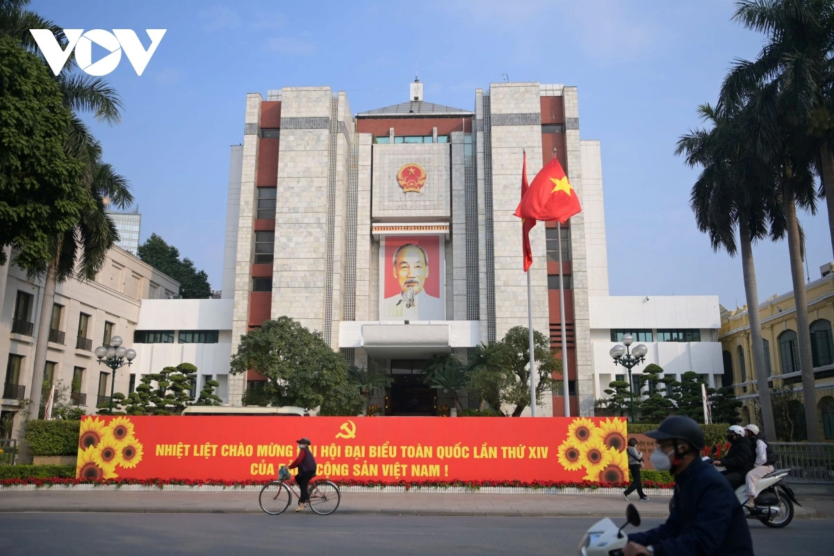 Thủ đô Hà Nội rực rỡ cờ hoa, sẵn sàng chào mừng Đại hội đại biểu toàn quốc lần thứ XIV của Đảng.