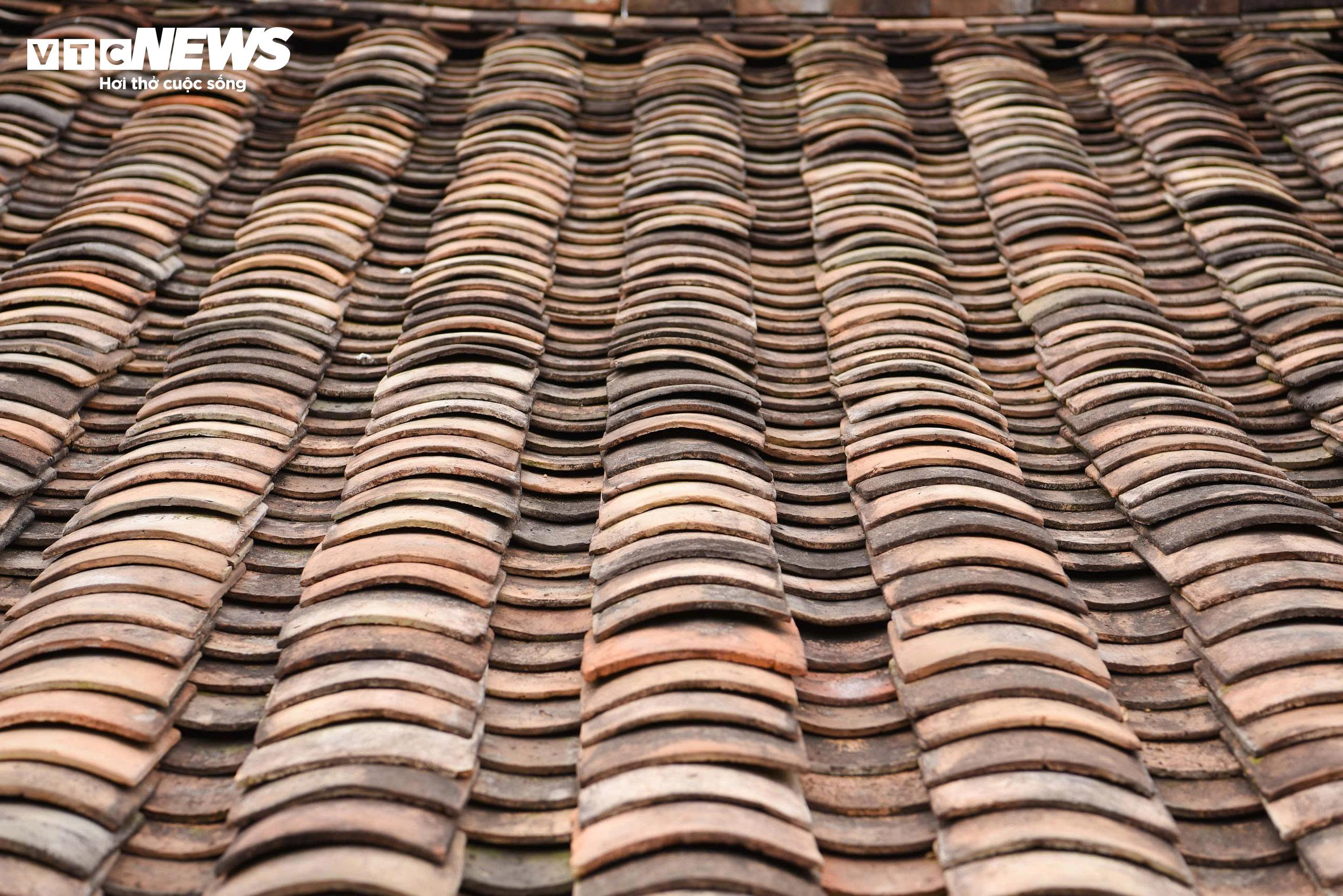 “Ngói bao gồm hai loại là ngói âm (viên nằm ngửa) và ngói dương (viên úp lên trên), tạo nên những đường rãnh giúp thoát nước nhanh và thông gió tốt. Cách lợp này biểu trưng cho sự hài hòa giữa trời và đất, âm và dương trong triết lý sống của đồng bào Nùng chúng tôi”, bà Lan chia sẻ.