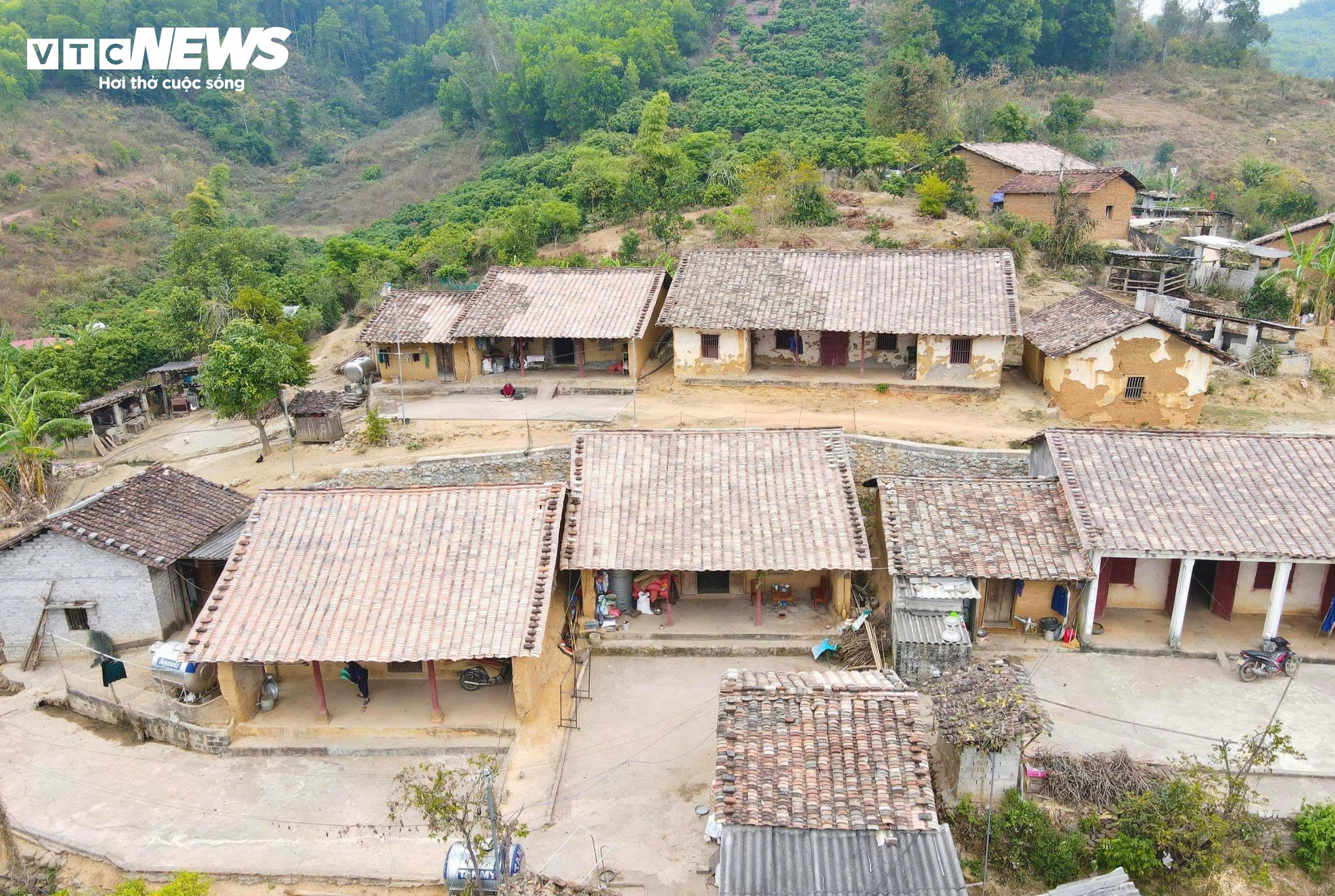 Tại đây có 17 hộ còn giữ được nếp nhà truyền thống trình tường và mái ngói âm dương cổ kính.