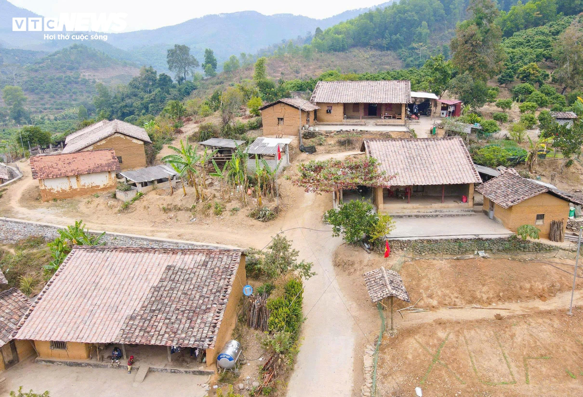 Đến Bắc Hoa, du khách sẽ ấn tượng bởi những ngôi nhà vách đất, mái ngói âm dương và khoảng sân rộng trước hiên.