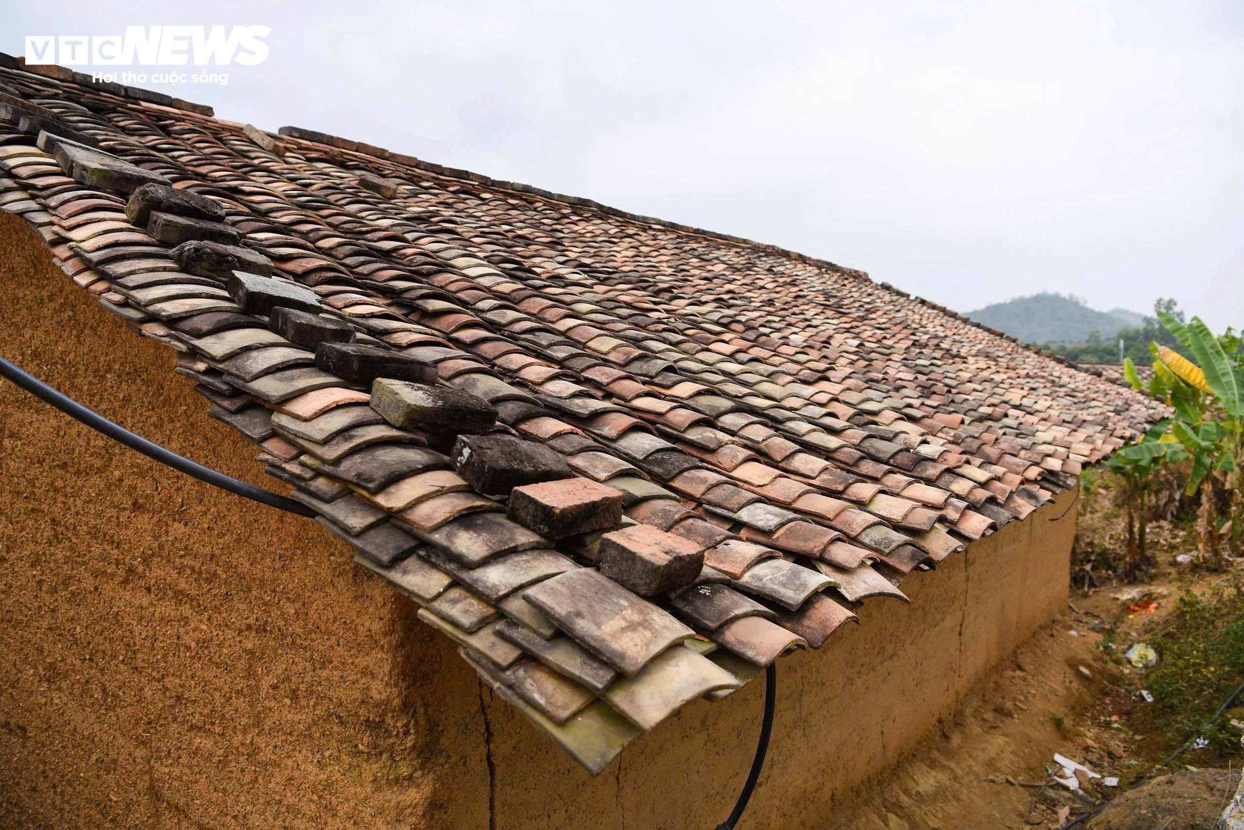 Mái nhà lợp bằng ngói âm dương.