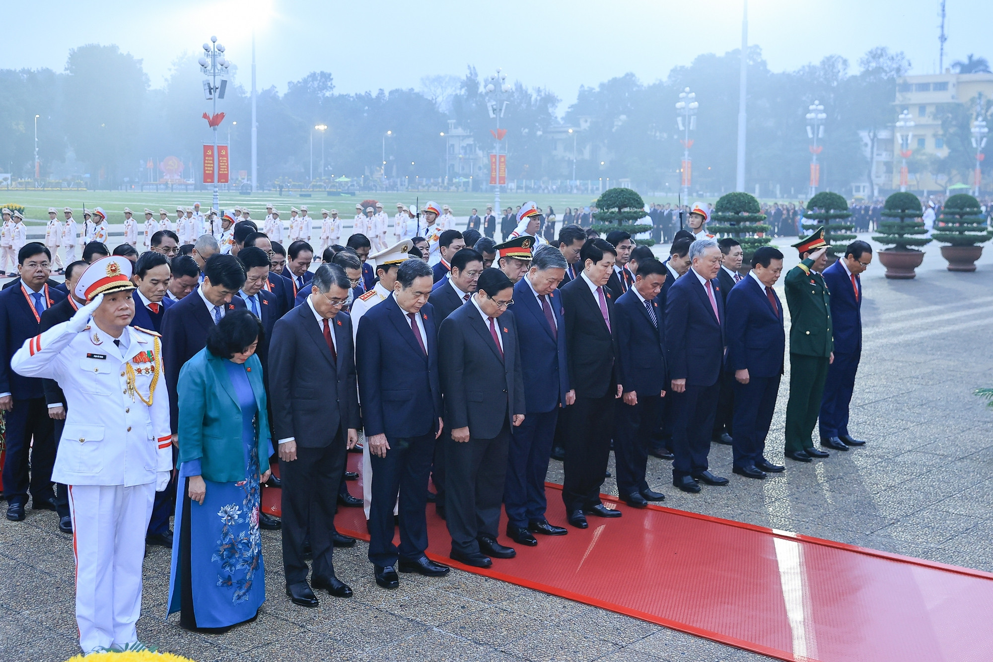 Các lãnh đạo Đảng, Nhà nước và đại biểu dự Đại hội XIV viếng Chủ tịch Hồ Chí Minh. (Ảnh: VGP)