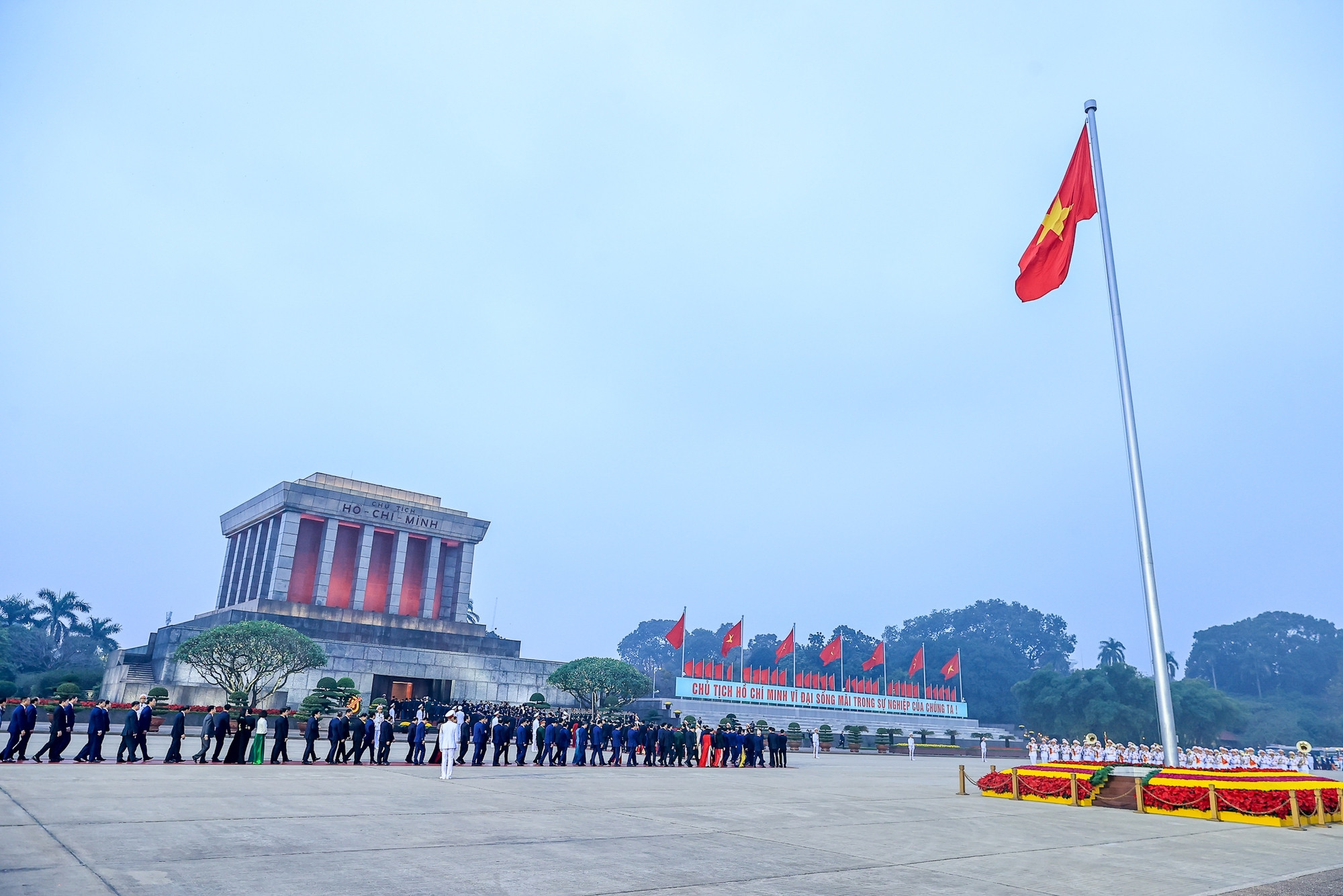 Các đại biểu vào Lăng viếng Chủ tịch Hồ Chí Minh. (Ảnh: VGP)