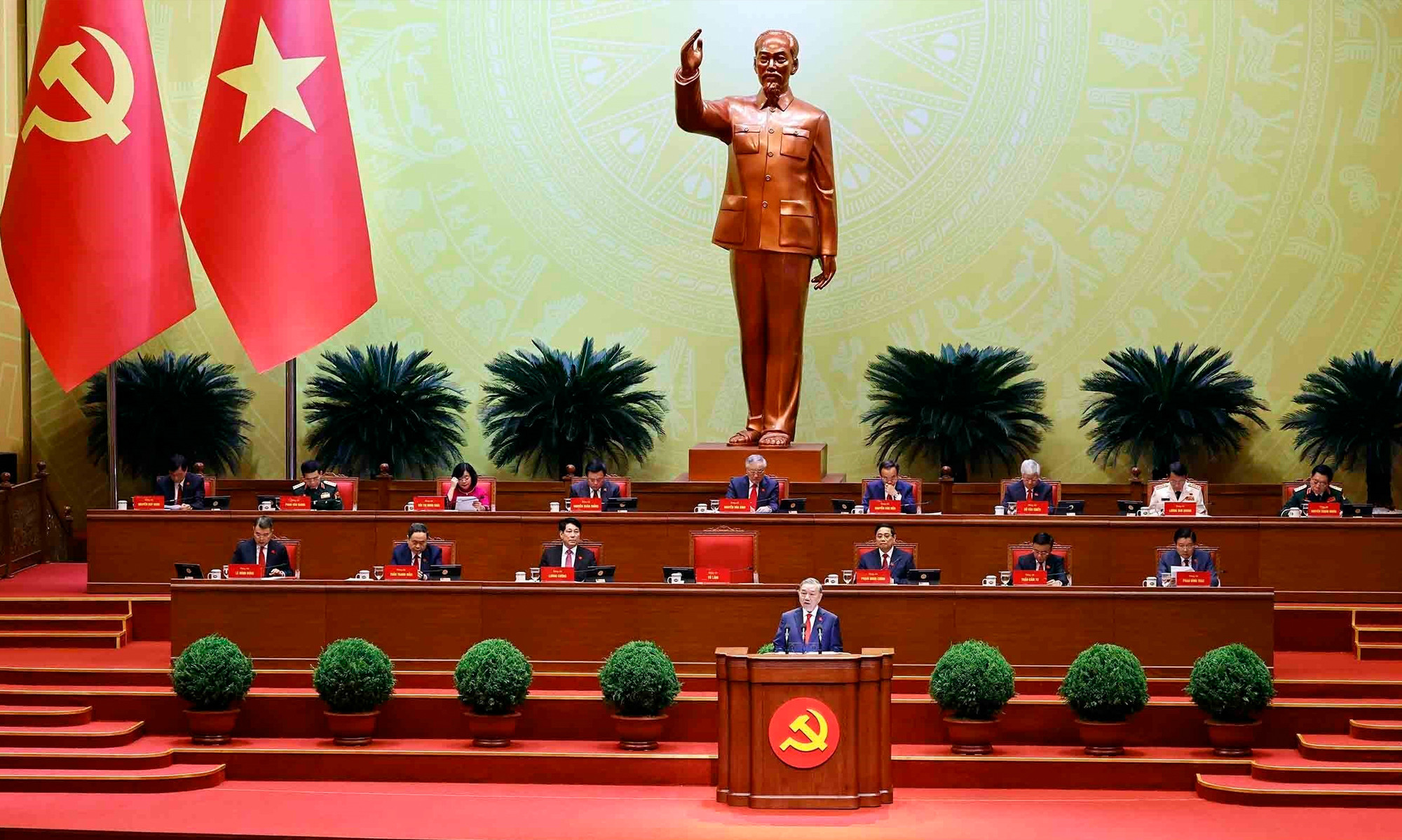 Tổng Bí thư Tô Lâm trình bày Báo cáo về các văn kiện trình Đại hội XIV Đảng tại phiên khai mạc sáng 20/1. (Ảnh: TTXVN)