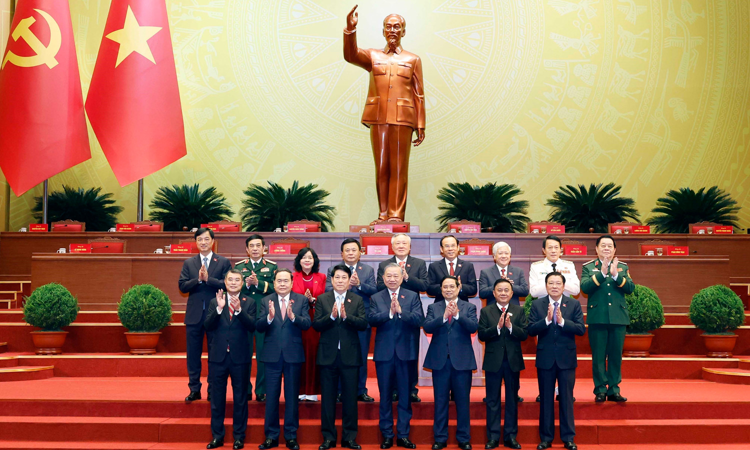 Tổng Bí thư Tô Lâm với các Ủy viên Bộ Chính trị khóa XIII. (Ảnh: TTXVN)