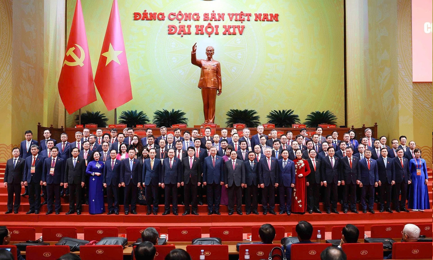 Lãnh đạo Đảng, Nhà nước chụp ảnh lưu niệm với Đoàn đại biểu Đảng bộ Chính phủ dự Đại hội XIV của Đảng. (Ảnh: TTXVN)