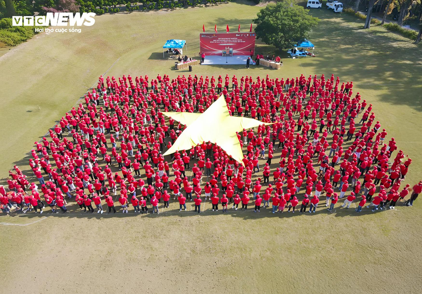 Hàng nghìn kiều bào tham gia xếp hình lá cờ Tổ quốc trong Ngày hội Đại đoàn kết trong cộng đồng người Việt Nam tại Kuyshu, Nhật Bản. (Ảnh: Xuân Trường)