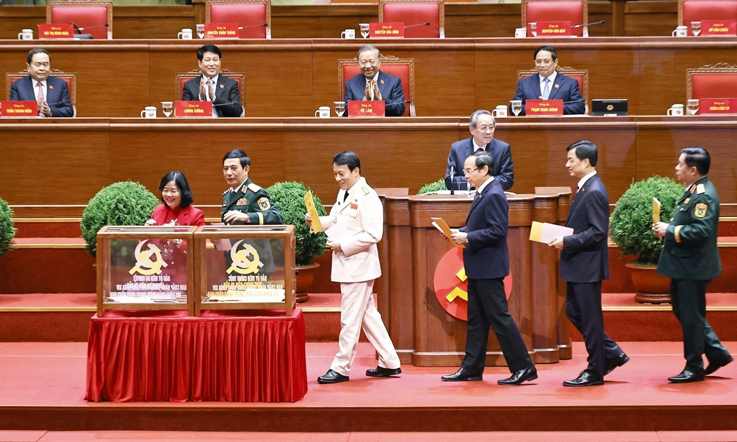 Các đại biểu bỏ phiếu kín bầu Ban Chấp hành Trung ương khóa XIV tại phiên họp ngày 22/1. (Ảnh: TTXVN)