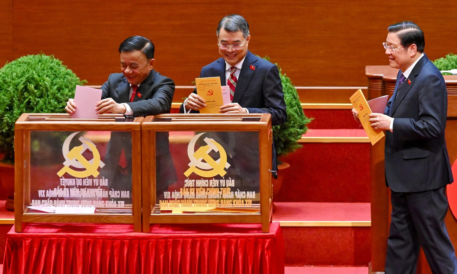 Thường trực Ban Bí thư Trần Cẩm Tú, Trưởng Ban Tổ chức Lê Minh Hưng và Trưởng Ban Nội chính Trung ương Phan Đình Trạc bỏ phiếu kín bầu Ban Chấp hành Trung ương khóa mới vào chiều 22/1. (Ảnh: TTXVN)
