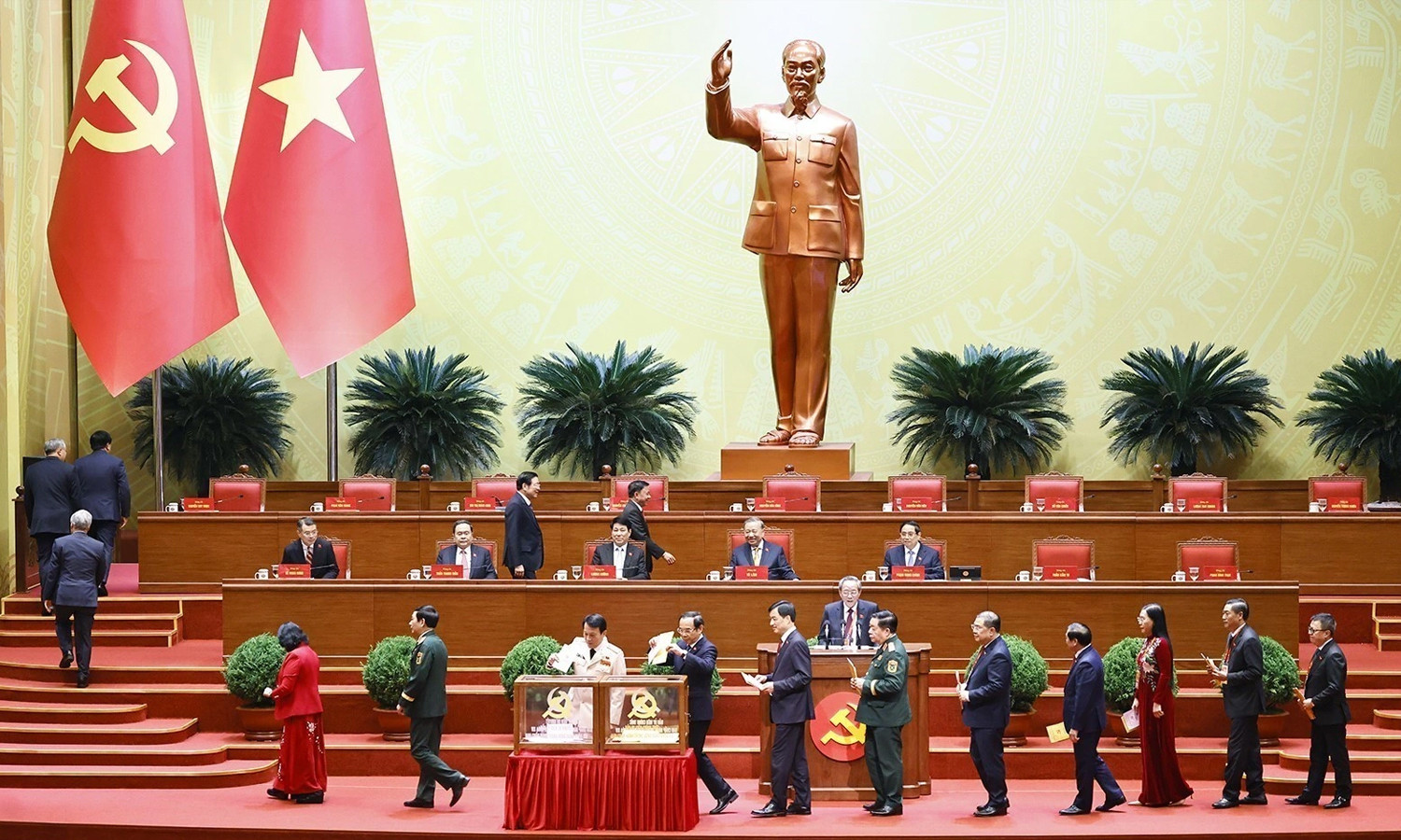 Lãnh đạo Đảng, Nhà nước bỏ phiếu bầu Ban Chấp hành Trung ương Đảng khóa mới.