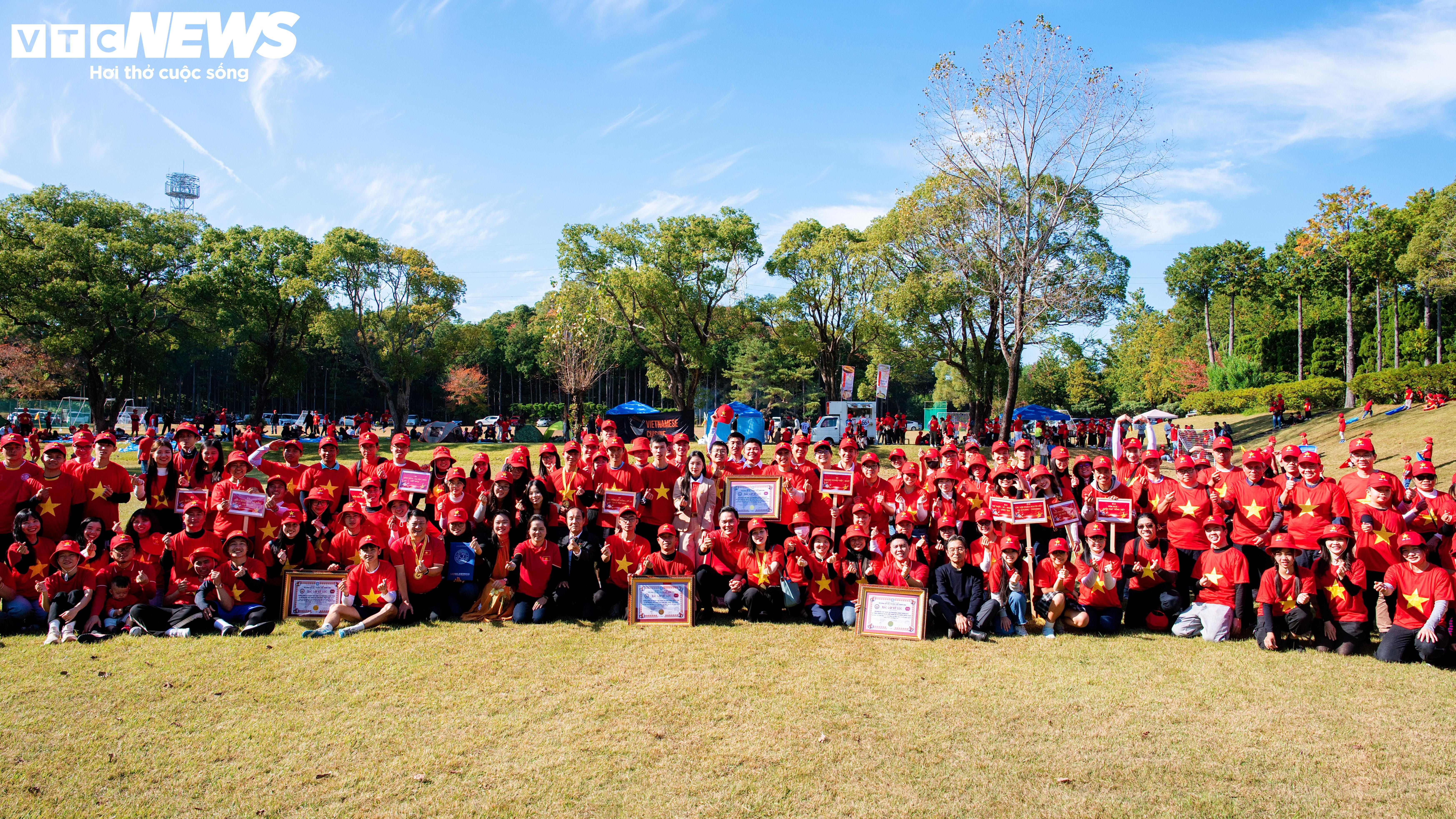 Hướng về Đại hội đại biểu toàn quốc lần thứ XIV của Đảng, cộng đồng người Việt năm châu mang theo niềm tin được bồi đắp từ thực tiễn và khát vọng được đồng hành cùng sự phát triển của đất nước. (Ảnh: Duy Hùng)