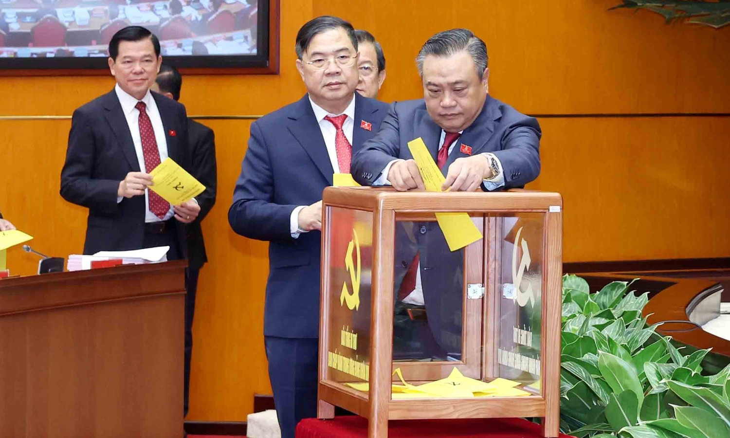 Các đại biểu bỏ phiếu tại Hội nghị lần thứ nhất Ban Chấp hành Trung ương khóa XIV sáng 23/1. (Ảnh: TTXVN)