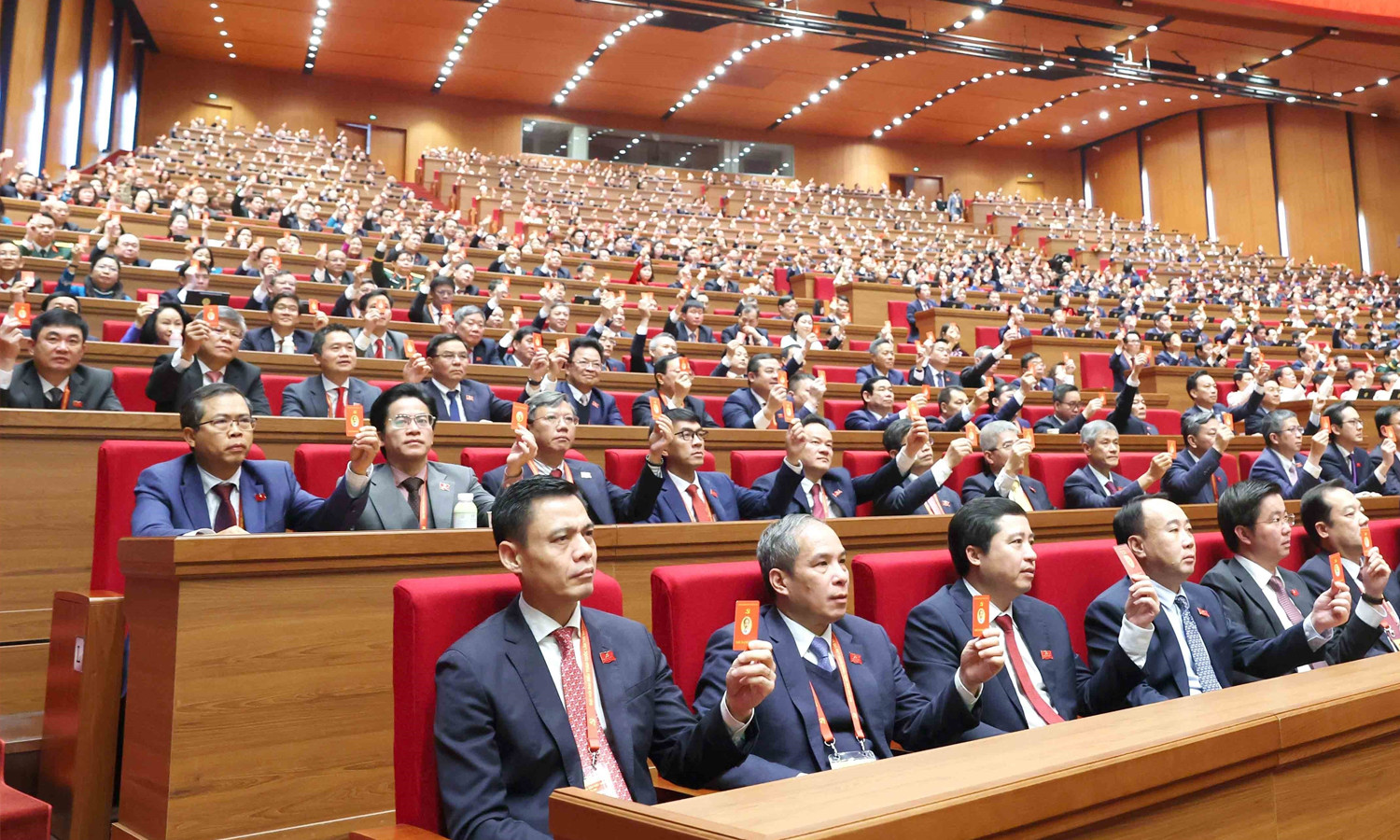 Đoàn đại biểu Đảng bộ Chính phủ biểu quyết thông qua Nghị quyết Đại hội XIV của Đảng. (Ảnh: TTXVN)