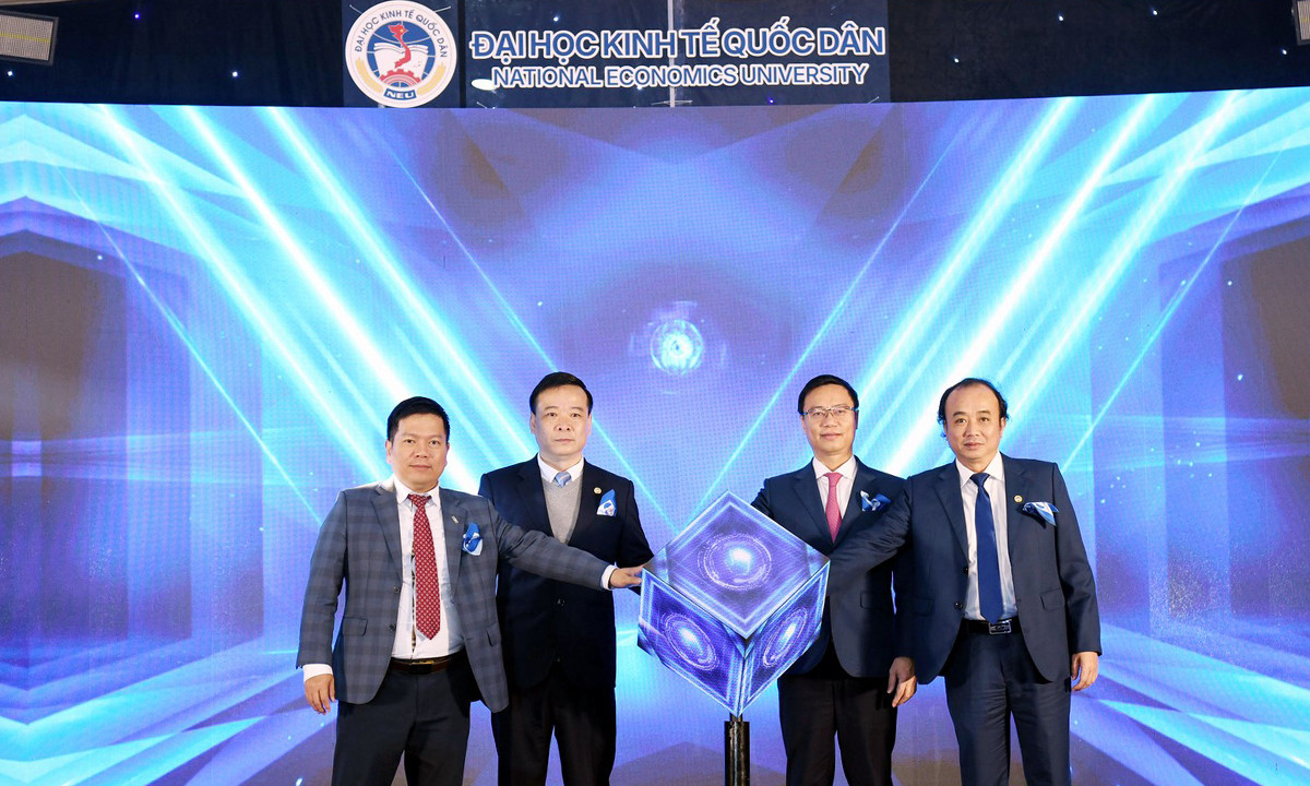 Lãnh đạo Đại học Kinh tế Quốc dân thực hiện nghi thức công bố bộ nhận diện thương hiệu mới.