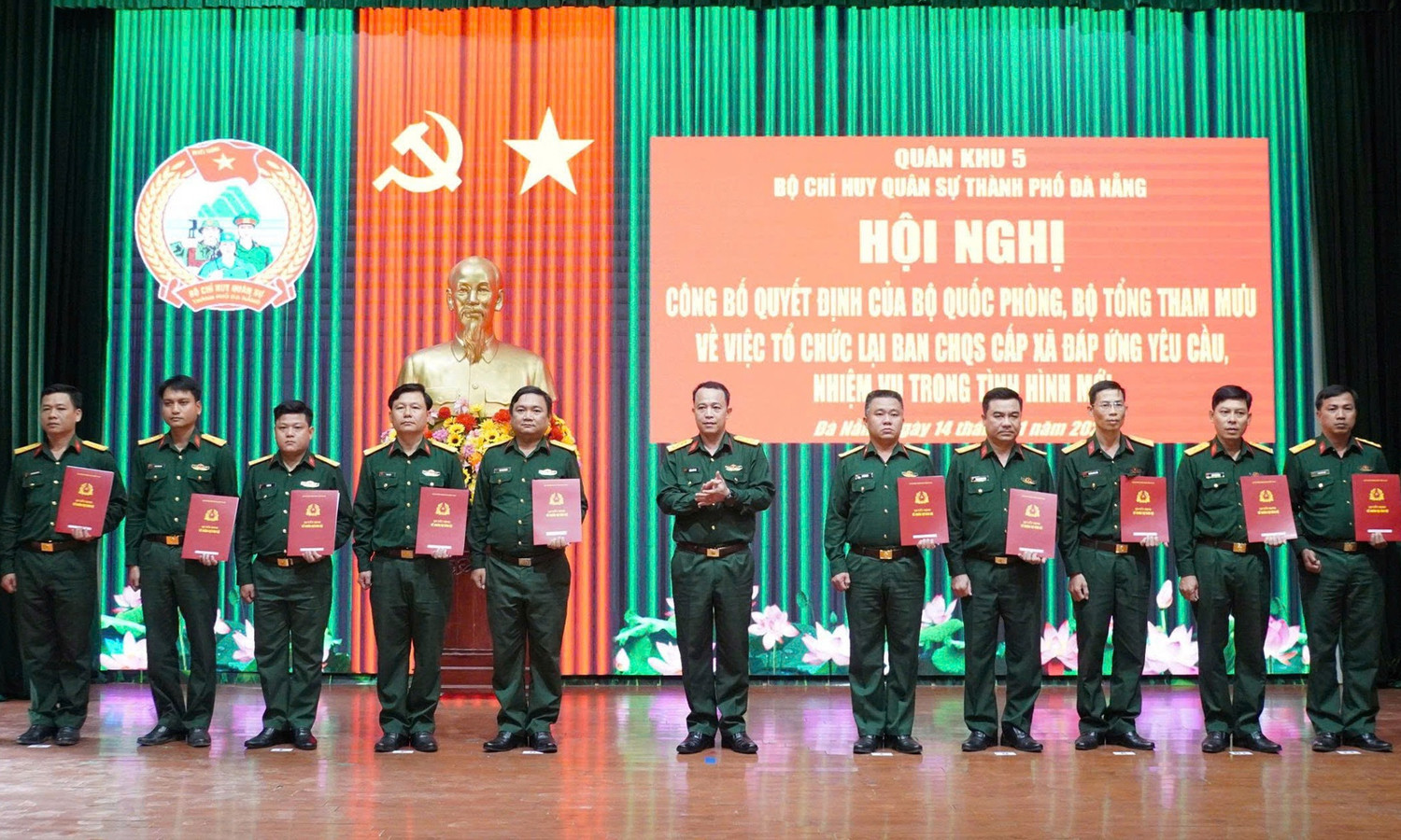 Bộ Chỉ huy Quân sự thành phố Đà Nẵng trao quyết định bổ nhiệm cho các chỉ huy trưởng Ban chỉ huy quân sự xã, phường. (Ảnh minh họa)