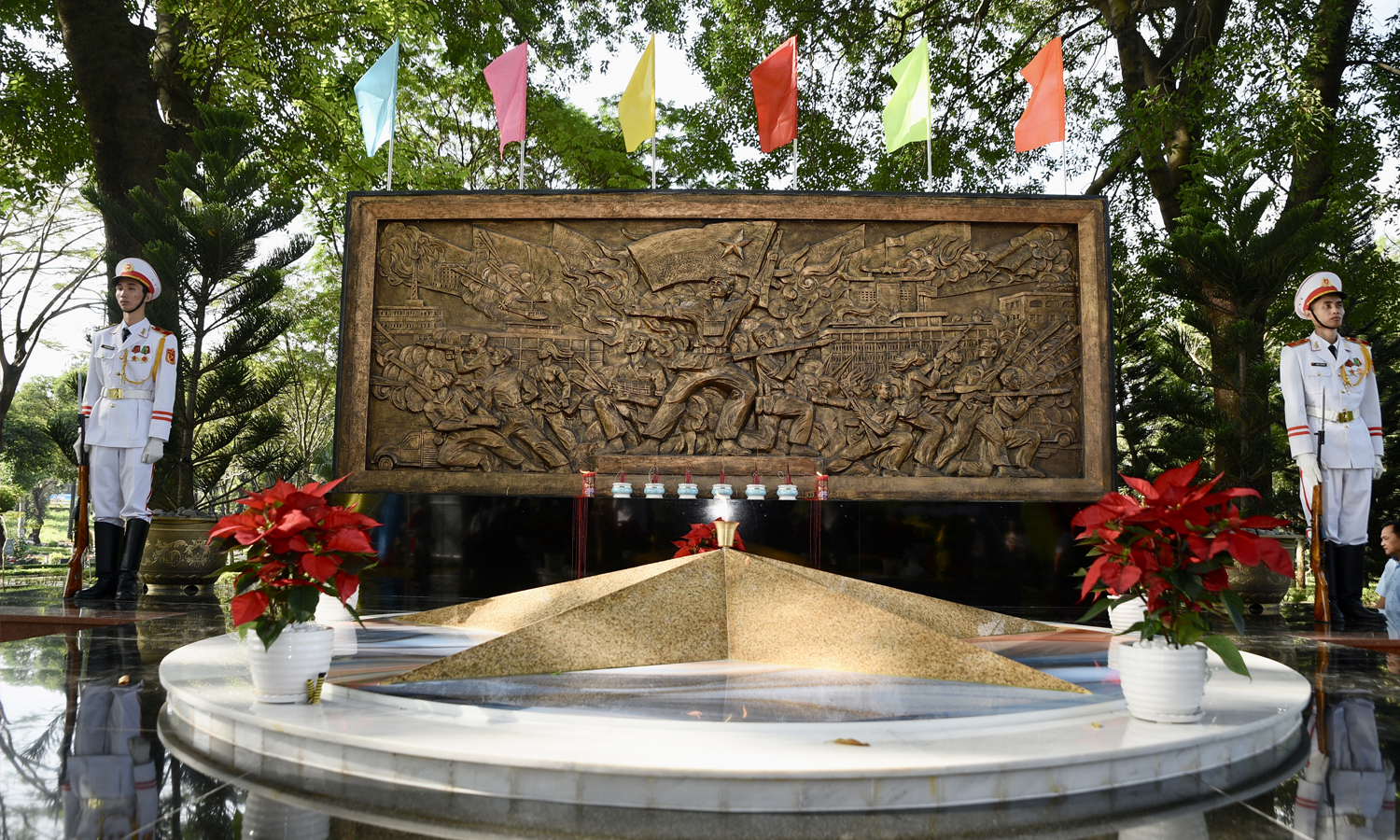 Bia tưởng niệm cán bộ, chiến sĩ Biệt động Sài Gòn - Gia Định. (Ảnh: Phương Loan)