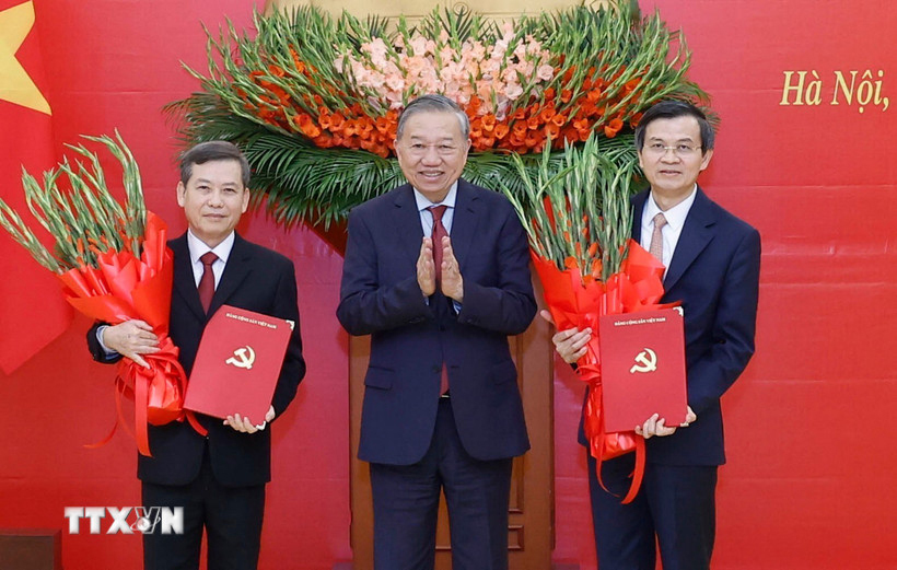 Tổng Bí thư Tô Lâm trao quyết định của Bộ Chính trị cho các ông Lê Minh Trí (bên trái) và Đoàn Minh Huấn (bên phải). (Ảnh: TTXVN)