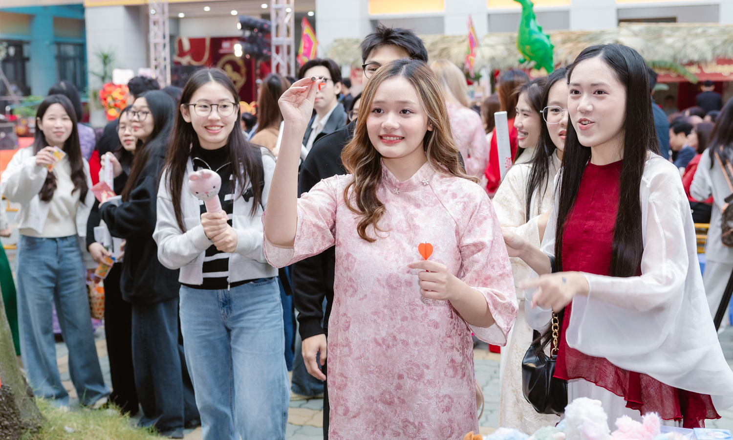 Những trò chơi dân gian thu hút các bạn trẻ tham gia.