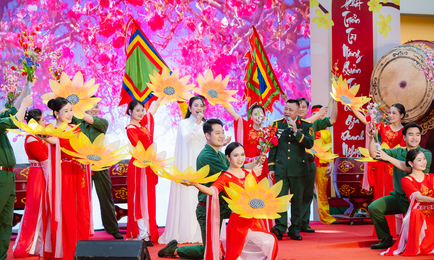 NSND Tự Long và các nghệ sĩ của Nhà hát chèo Quân đội biểu diễn tại Hội Làng.