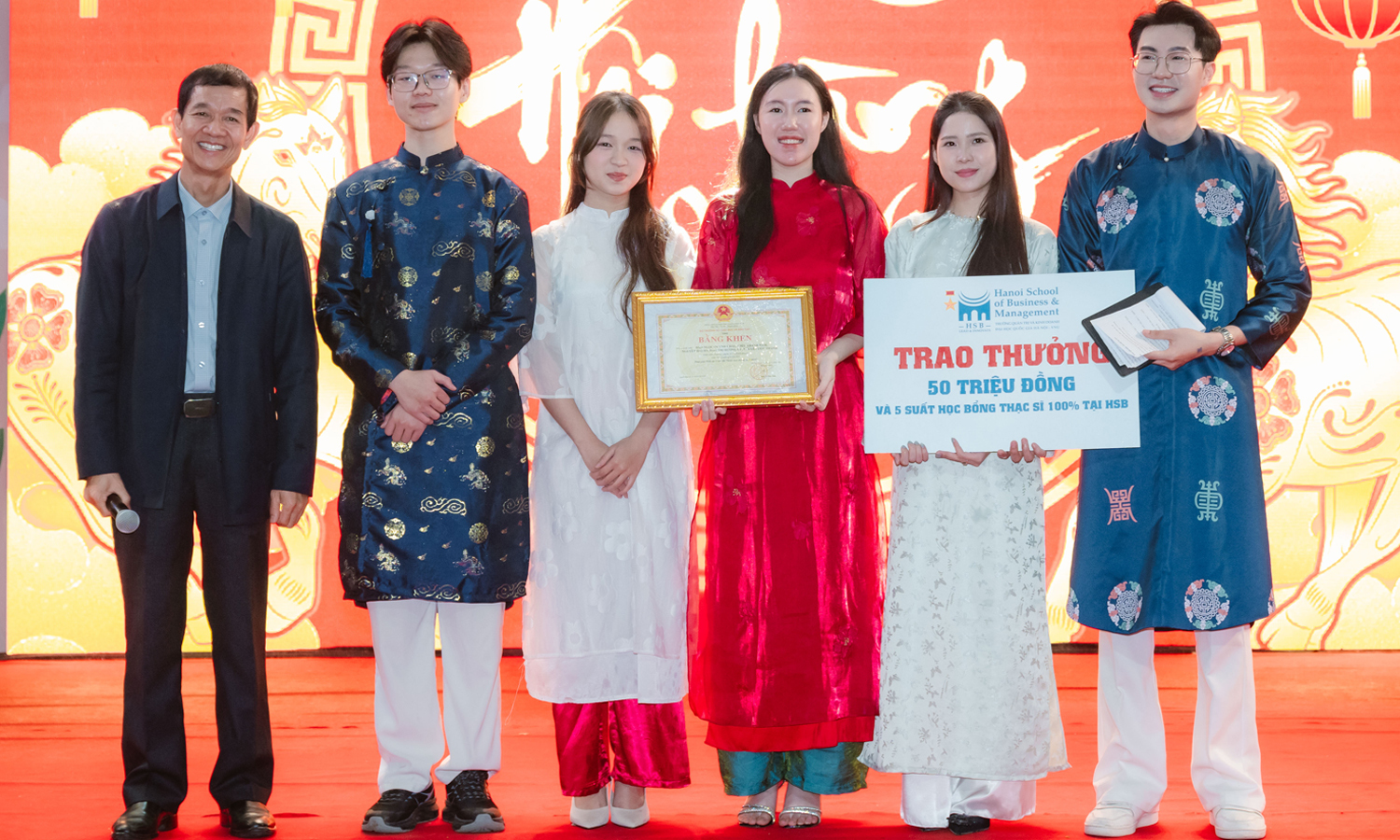 GS.TS Hoàng Đình Phi trao thưởng cho các sinh viên đạt thành tích xuất sắc.