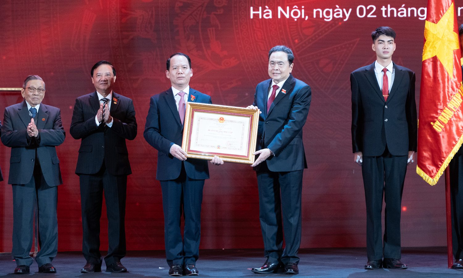 Chủ tịch Quốc hội Trần Thanh Mẫn trao Huân chương Độc lập hạng Nhì cho Ủy ban Pháp luật và Tư pháp.