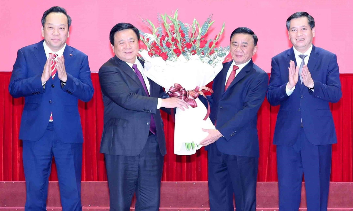 Thường trực Đảng ủy cơ quan Đảng Trung ương tặng hoa chúc mừng GS.TS Nguyễn Xuân Thắng, nguyên Ủy viên Bộ Chính trị, Giám đốc Học viện Chính trị Quốc gia Hồ Chí Minh. (Ảnh: TTXVN)