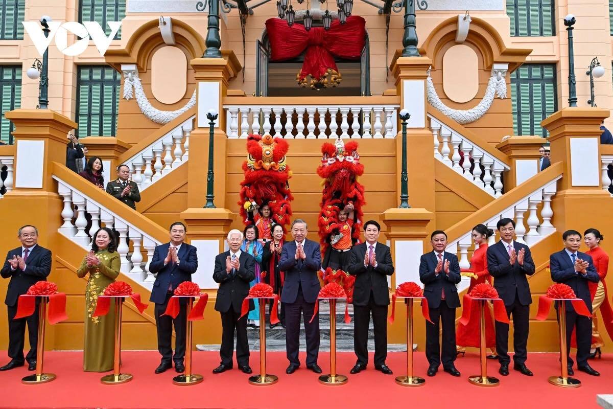 Tổng Bí thư Tô Lâm và Chủ tịch nước Lương Cường cùng các lãnh đạo, nguyên lãnh đạo Đảng, Nhà nước cắt băng khánh thành công trình.