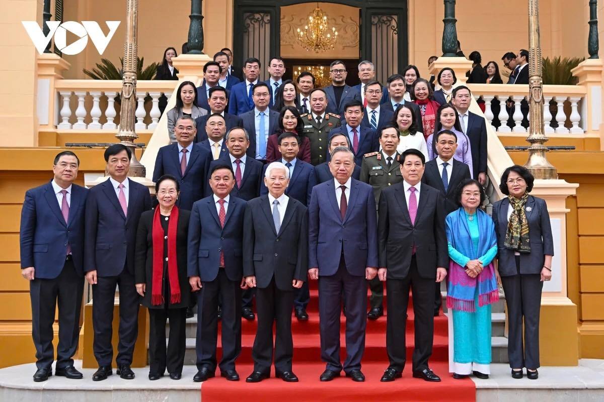 Tổng Bí thư Tô Lâm và Chủ tịch nước Lương Cường cùng các đại biểu chụp ảnh lưu niệm.