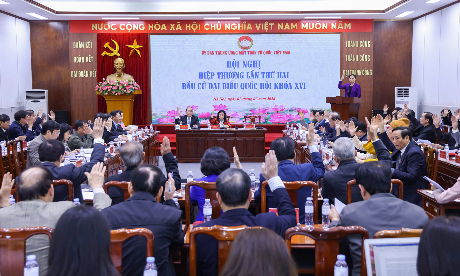 Các đại biểu biểu quyết danh sách 217 người được các cơ quan, tổ chức, đơn vị ở Trung ương được giới thiệu ứng cử đại biểu Quốc hội khóa XVI.