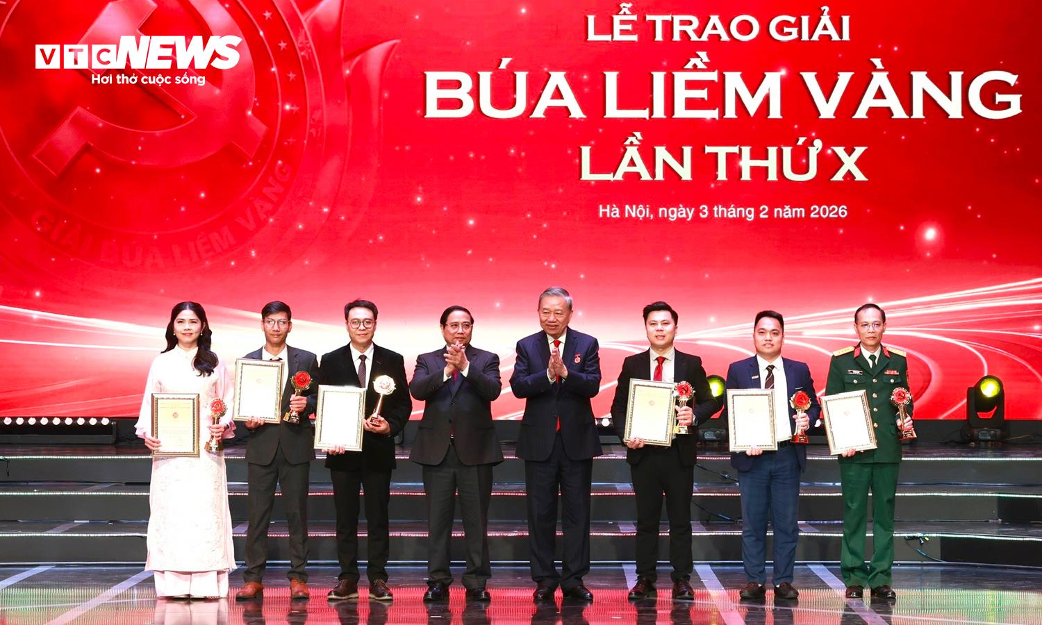 Tổng Bí thư Tô Lâm và Thủ tướng Phạm Minh Chính trao 6 giải A Giải Búa liềm vàng lần thứ X cho các tác giả, nhóm tác giả.
