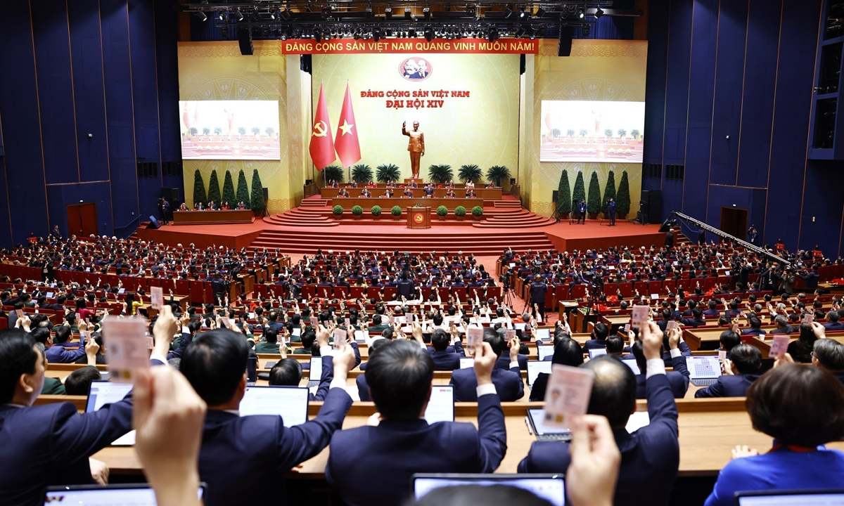 Các đại biểu biểu quyết thông qua Nghị quyết Đại hội XIV của Đảng tại phiên bế mạc. (Ảnh: TTXVN)