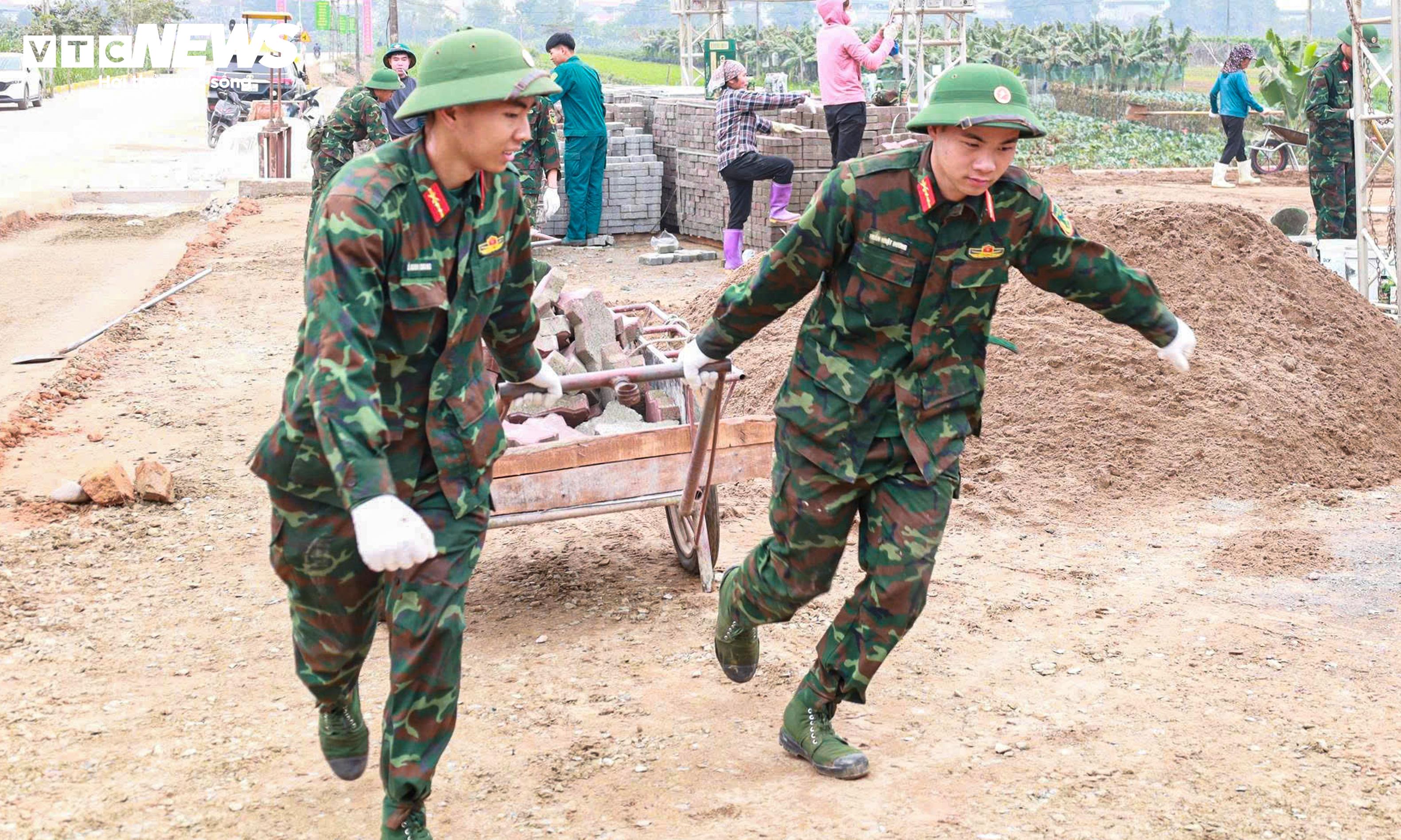 Cán bộ, chiến sĩ Bộ Tư lệnh Thủ đô Hà Nội thực hiện nhiệm vụ tại xã Minh Châu.
