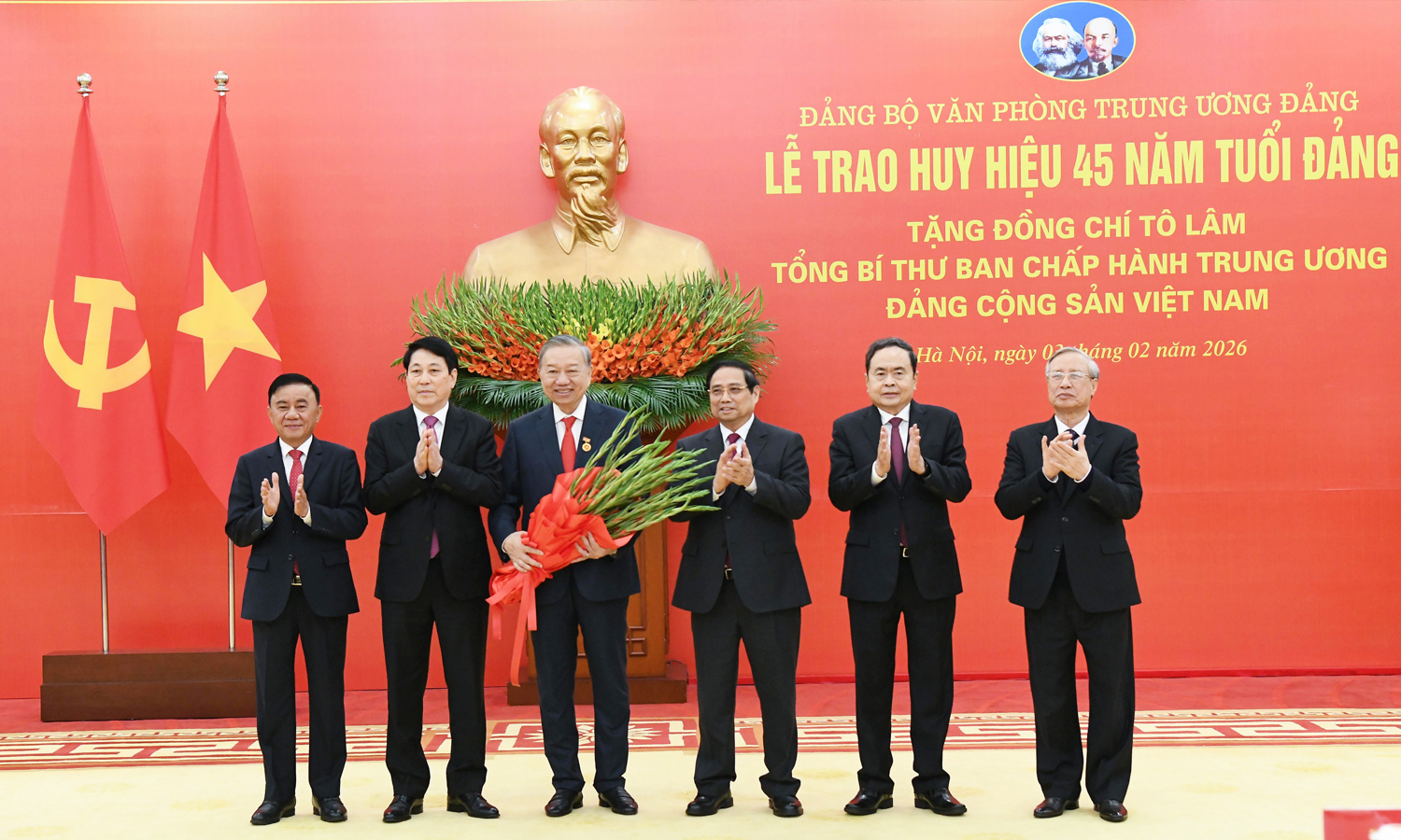 Các lãnh đạo, nguyên Lãnh đạo Đảng, Nhà nước chúc mừng Tổng Bí thư Tô Lâm. (Ảnh: Lâm Hiển)