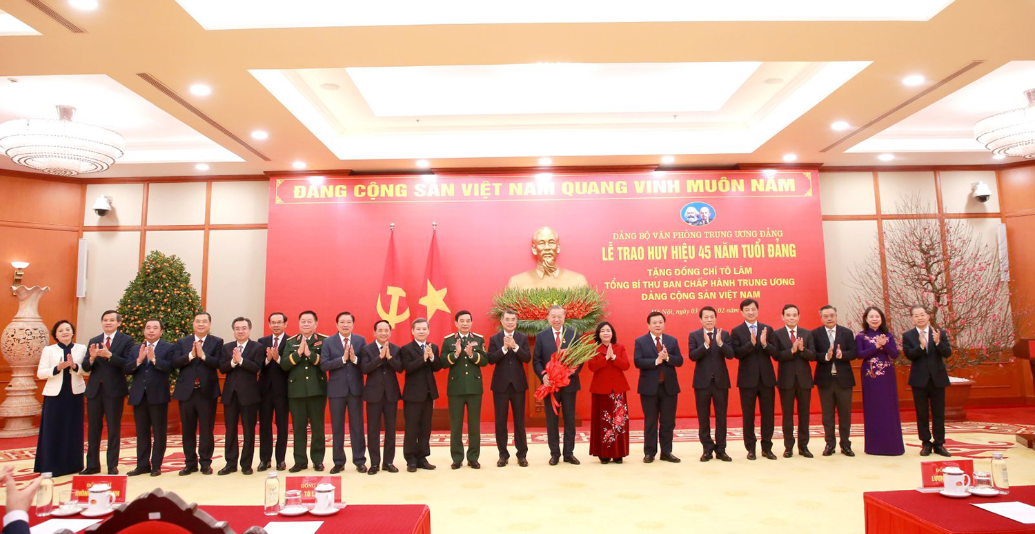 Các Ủy viên Bộ Chính trị, Ủy viên Ban Bí thư, lãnh đạo các ban, bộ, ngành Trung ương chúc mừng Tổng Bí thư Tô Lâm.