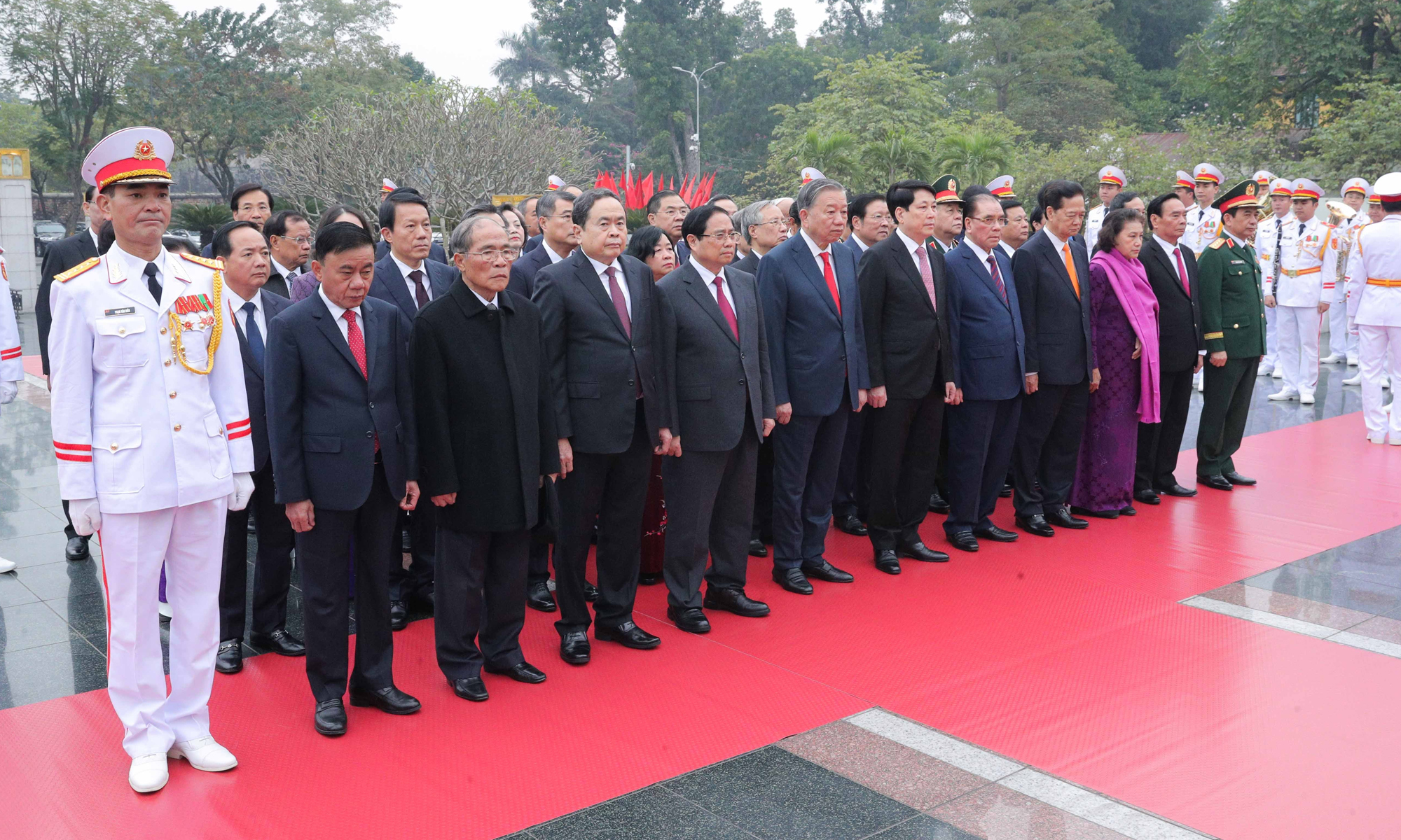 Lãnh đạo, nguyên lãnh đạo Đảng, Nhà nước đến đặt vòng hoa và dâng hương tưởng niệm các Anh hùng liệt sĩ tại Đài tưởng niệm các Anh hùng liệt sĩ. (Ảnh: Phạm Thắng)