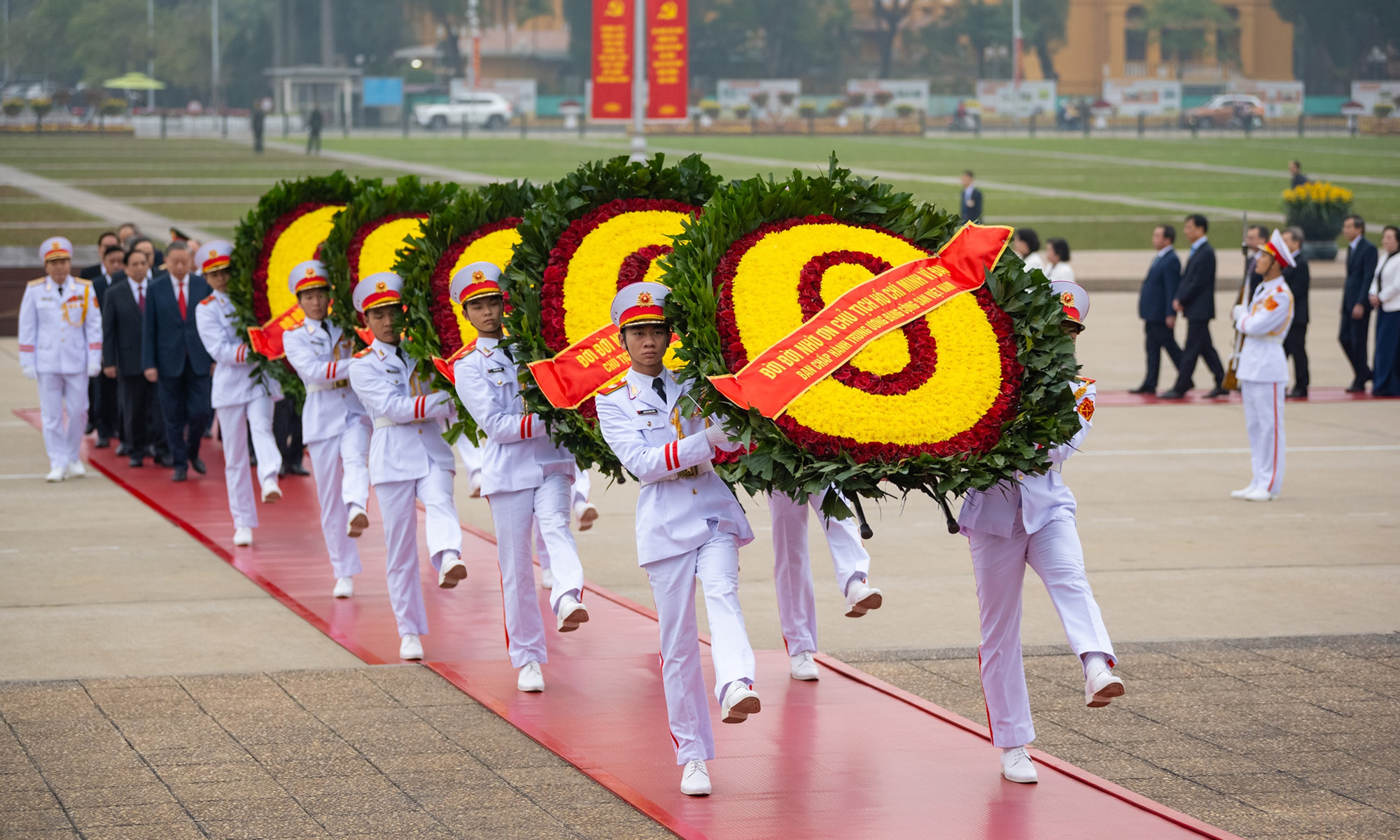 Đoàn đại biểu lãnh đạo, nguyên lãnh đạo Đảng, Nhà nước, Ủy ban Mặt trận Tổ quốc Việt Nam vào Lăng viếng Chủ tịch Hồ Chí Minh. (Ảnh: Phạm Thắng)